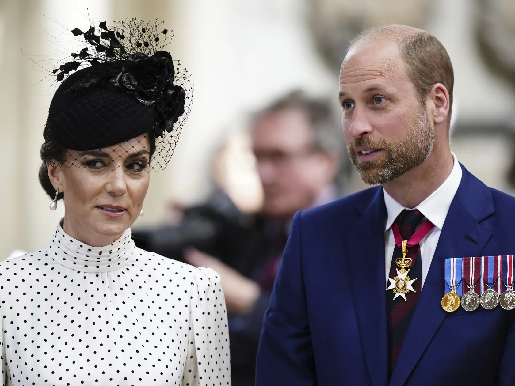 Meghan Markle a Kate Middleton sa pred kráľovskou svadbou Meghan a princa Harryho v roku 2018 pohádali kvôli šatám pre družičky. Meghan popiera, že by sa správala nevhodne a tvrdí, že ona je tá, ktorej ublížili.