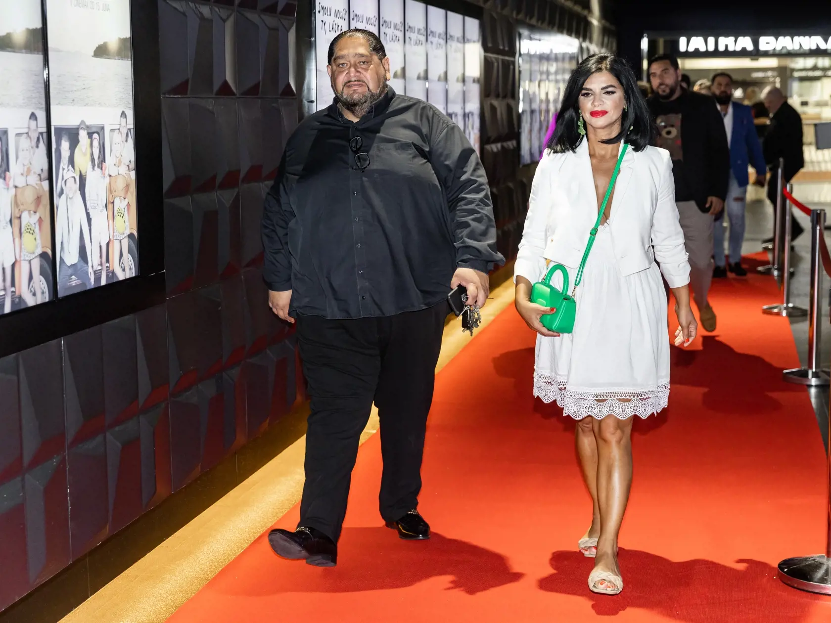 Ernest Šarközi a Silvia Šarköziová na premiére filmu Smolu nosíš ty, láska.
