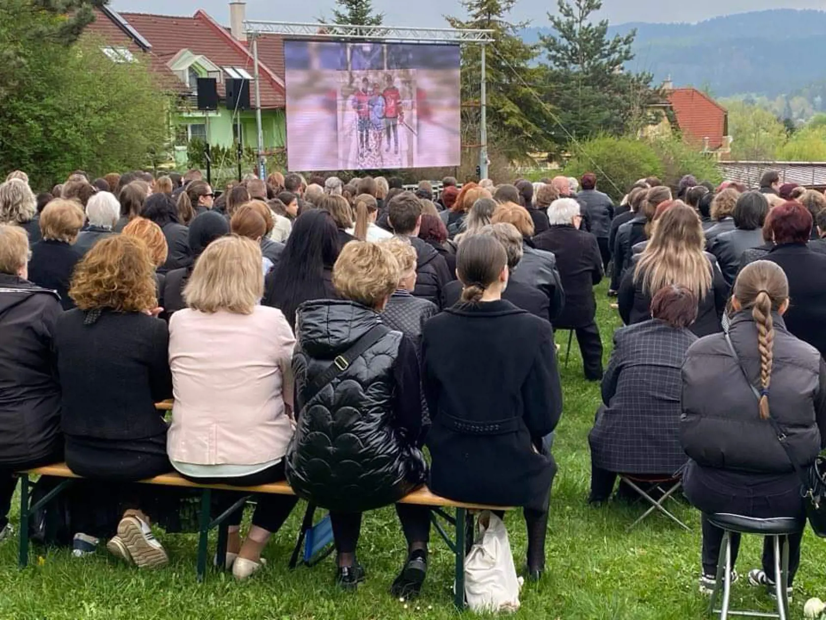 Desiatky ľudí sa prišli rozlúčiť s dievčatami, ktoré tragicky zahynuli.
