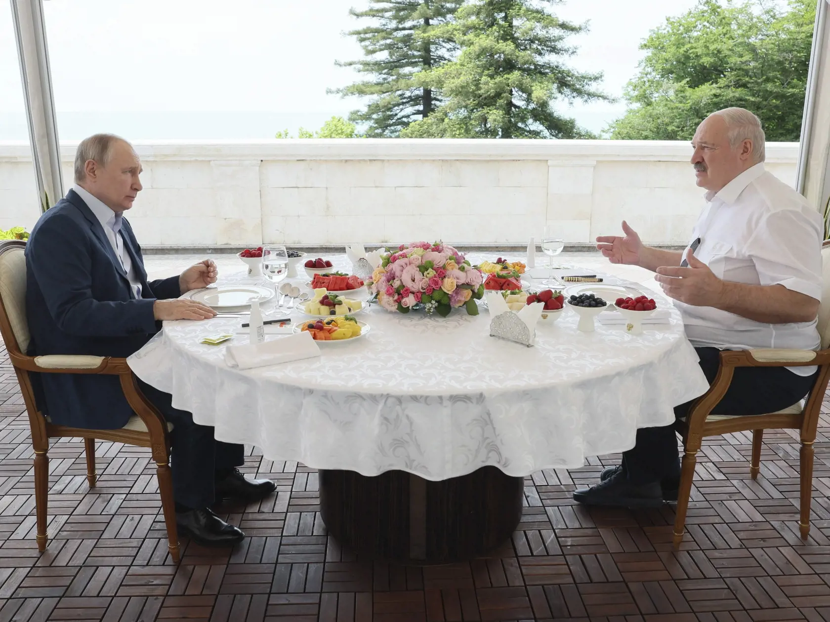 Na snímke zľava ruský prezident Vladimir Putin a bieloruský prezident Alexander Lukašenko počas stretnutia v rezidencii Bočarov Ručej v prímorskom letovisku na Kryme v rezorte Soči 9. júna 2023.
