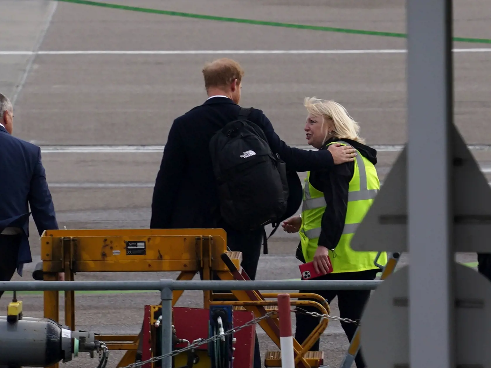 Princ Harry opustil Škótsko po 12 hodinách a vracia sa naspäť do Londýna za svojou manželkou Meghan, vojvodkyňou zo Sussexu.