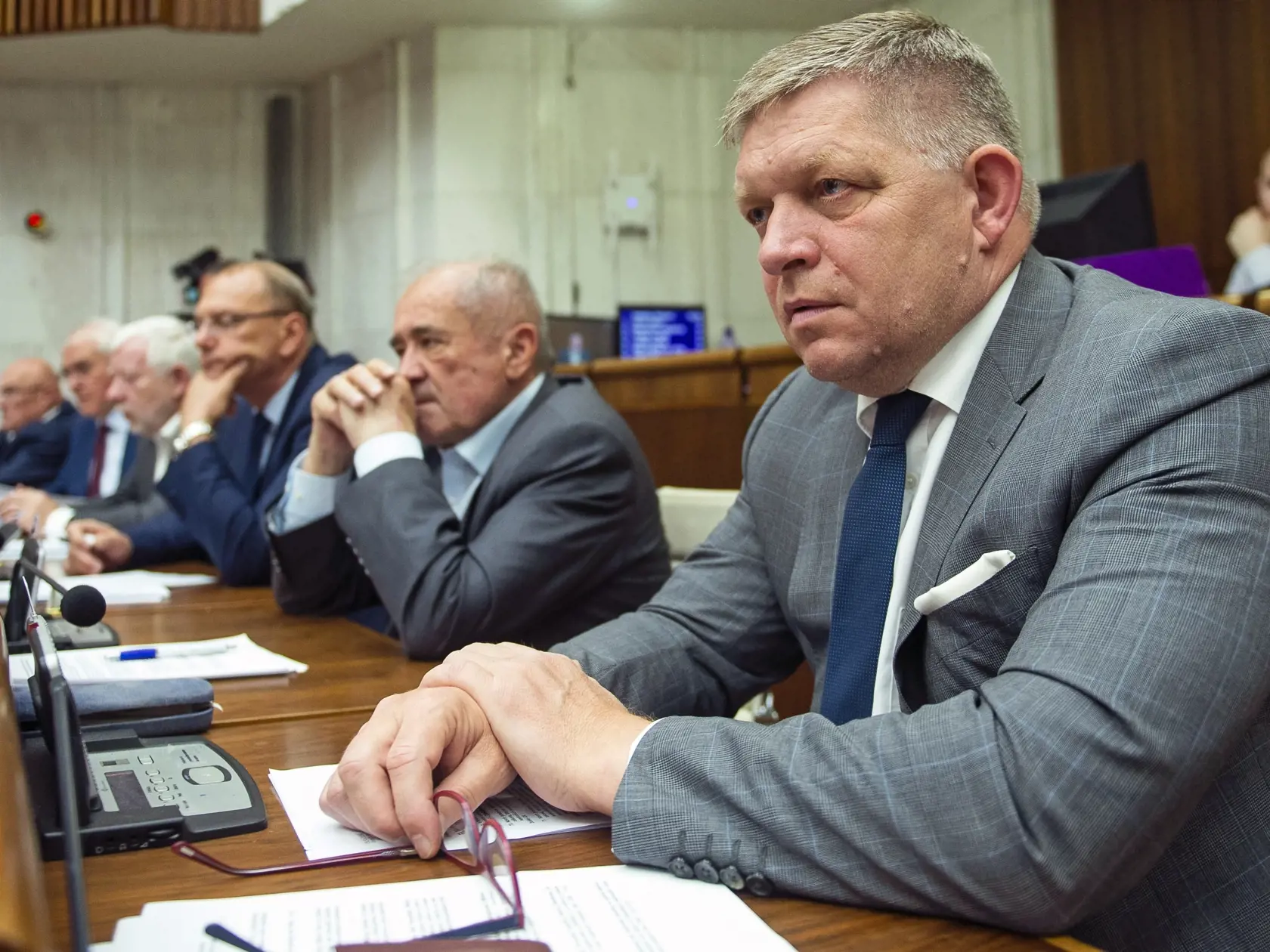 Na snímke vpravo poslanec NRSR Robert Fico (Smer-SD)  počas rokovania 90. schôdze parlamentu 16. mája 2023 v Bratislave.