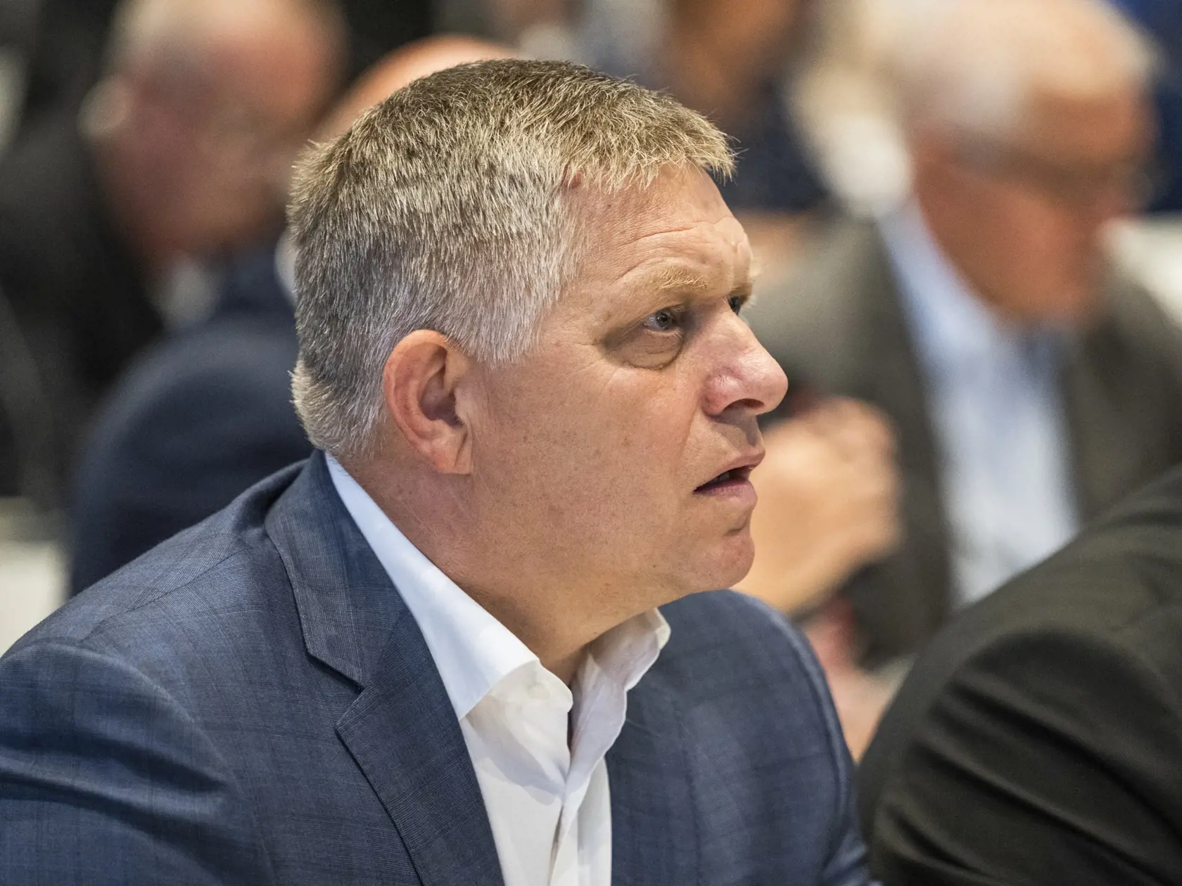 Na snímke poslanec Národnej rady Slovenskej republiky Robert Fico (Smer-SSD) sedí v Zimnej jazdiarni Bratislavského hradu počas hlasovania o otvorení mimoriadnej schôdze parlamentu v Bratislave 21. augusta 2023.