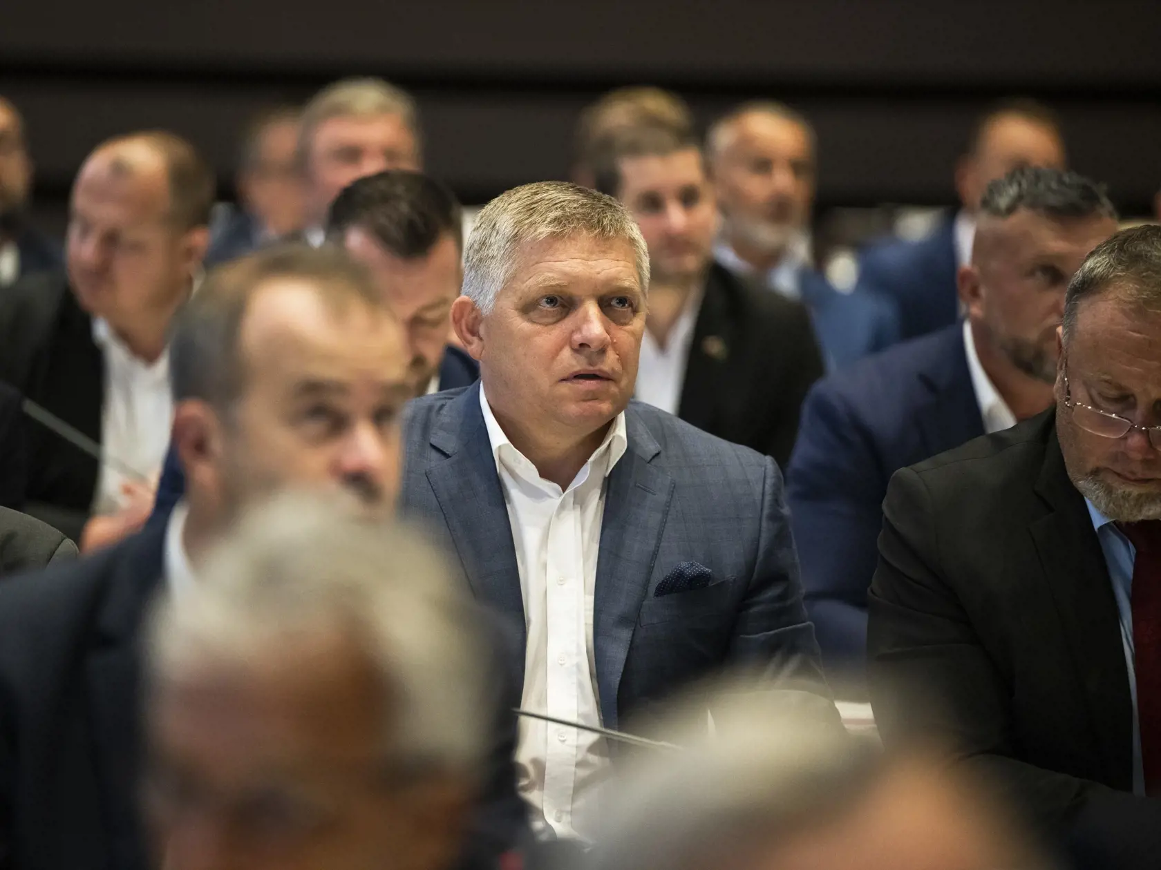 Na snímke poslanec SMER-SSD Rober Fico (uprostred) sedí v Zimnej jazdiarni Bratislavského hradu pred hlasovaním o otvorení mimoriadnej schôdze parlamentu v Bratislave 21. augusta 2023.