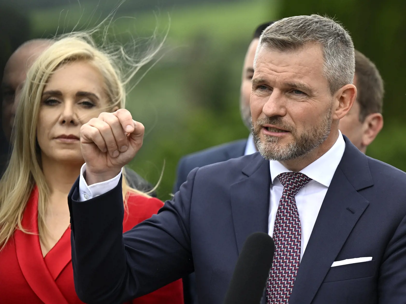 Na snímke predseda mimoparlamentnej strany Hlas-SD Peter Pellegrini (uprostred)gestikuluje počas tlačovej konferencie po sneme strany v Púchove v sobotu 10. júna 2023.