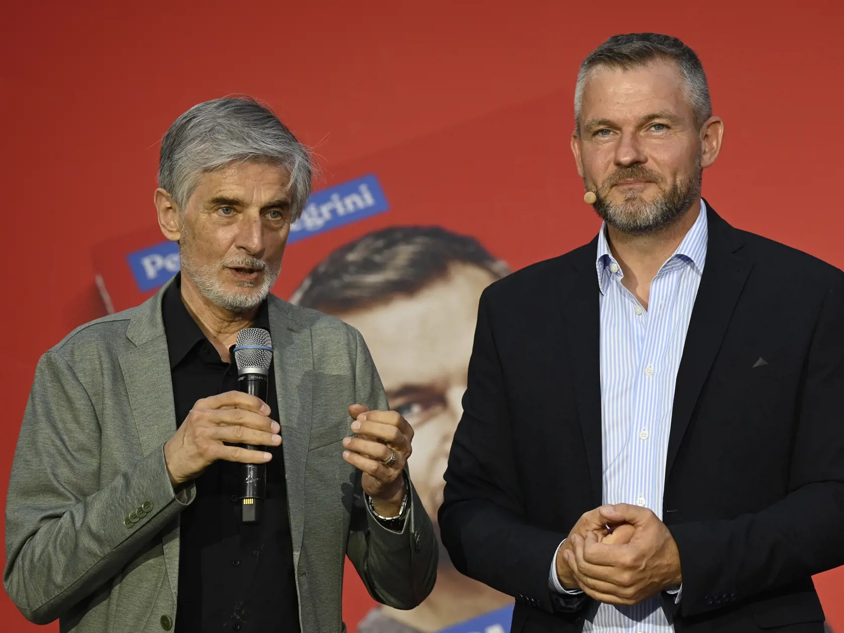 Na snímke zľava Peter Weiss a predseda strany HLAS-SD Peter Pellegrini počas predstavenia knihy Peter Pellegrini: Slovensko vlastnou cestou, 7. júla 2023 v Trenčíne.