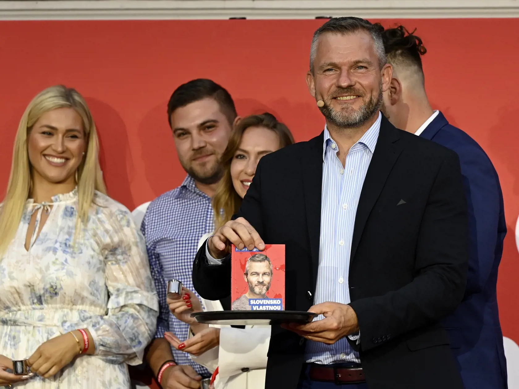 Na snímke vpravo predseda strany HLAS-SD Peter Pellegrini pózuje po tom, čo spoločne s mladými zo strany HLAS-SD pokrstil svoju knihu Peter Pellegrini: Slovensko vlastnou cestou, 7. júla 2023 v Trenčíne.