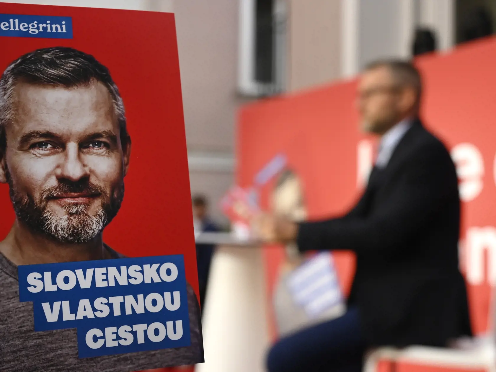Na snímke predseda strany HLAS-SD Peter Pellegrini číta zo svojej knihy Peter Pellegrini: Slovensko vlastnou cestou počas predstavenia knihy, 7. júla 2023 v Trenčíne.