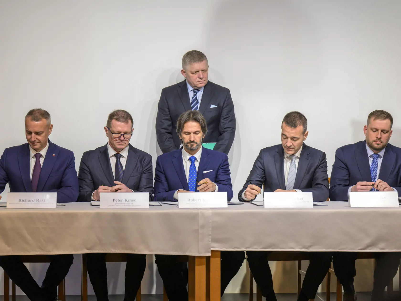 Na snímke hore predseda vlády SR Robert Fico  (Smer-SD) a ministri SR podpisujú memorandum o spolupráci v oblasti podpory, rozvoja a modernizácie fakultnej nemocnice v Prešove a vojenskej nemocnice v Ružomberku po výjazdovom rokovaní vlády Slovenskej republiky v Červenom Kláštore 29. januára 2025. FOTO TASR - Veronika Mihaliková

