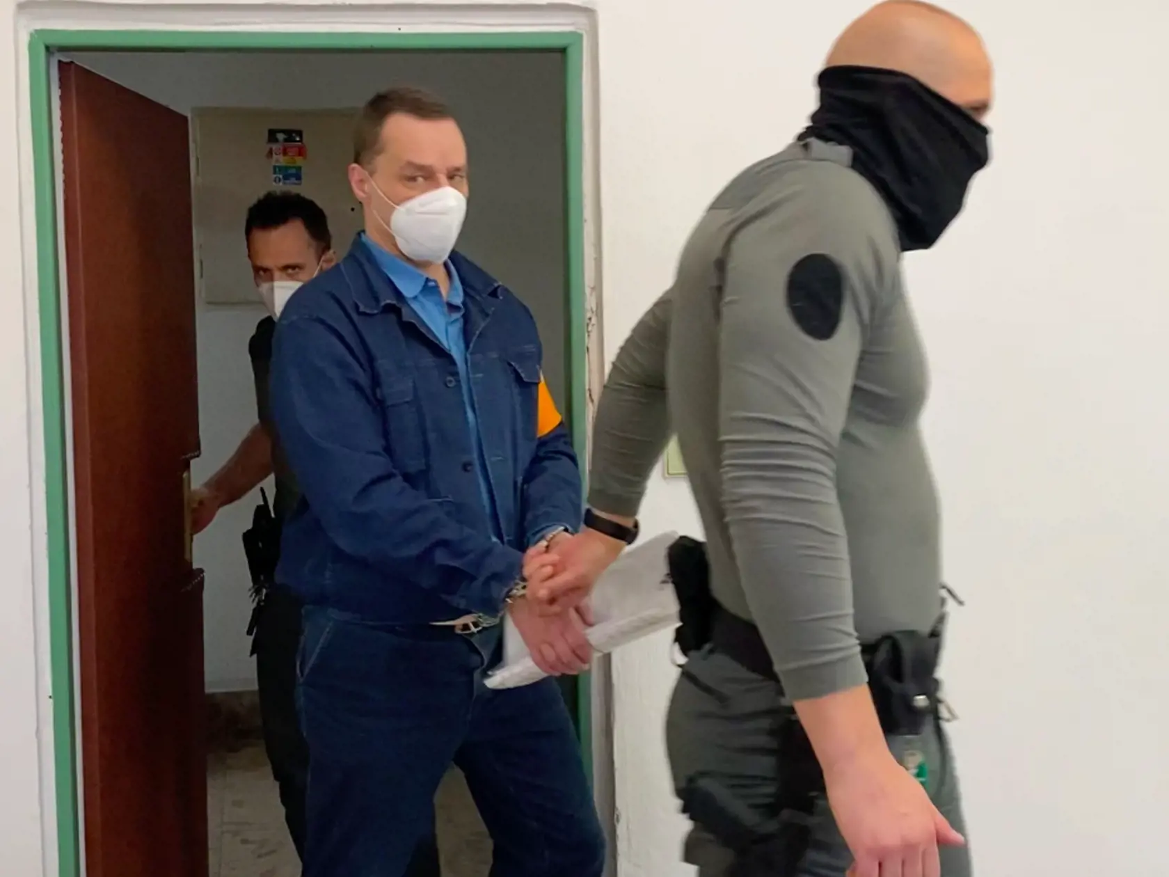 Slavomír Surový žiada prešovský súd o obnovu konania. Chce dokázať, že jeho 15-ročný trest za vraždu Petra Klešča a pokus o vraždu Róberta Holuba z roku 1997 je justičným omylom a v tejto veci je nevinný. V jeho prospech už svedčil Mikuláš Černák aj spoluodsúdený Alexander Horváth. Svedectvo chcel aj od nájomného vraha mafie Alojza Kromku.