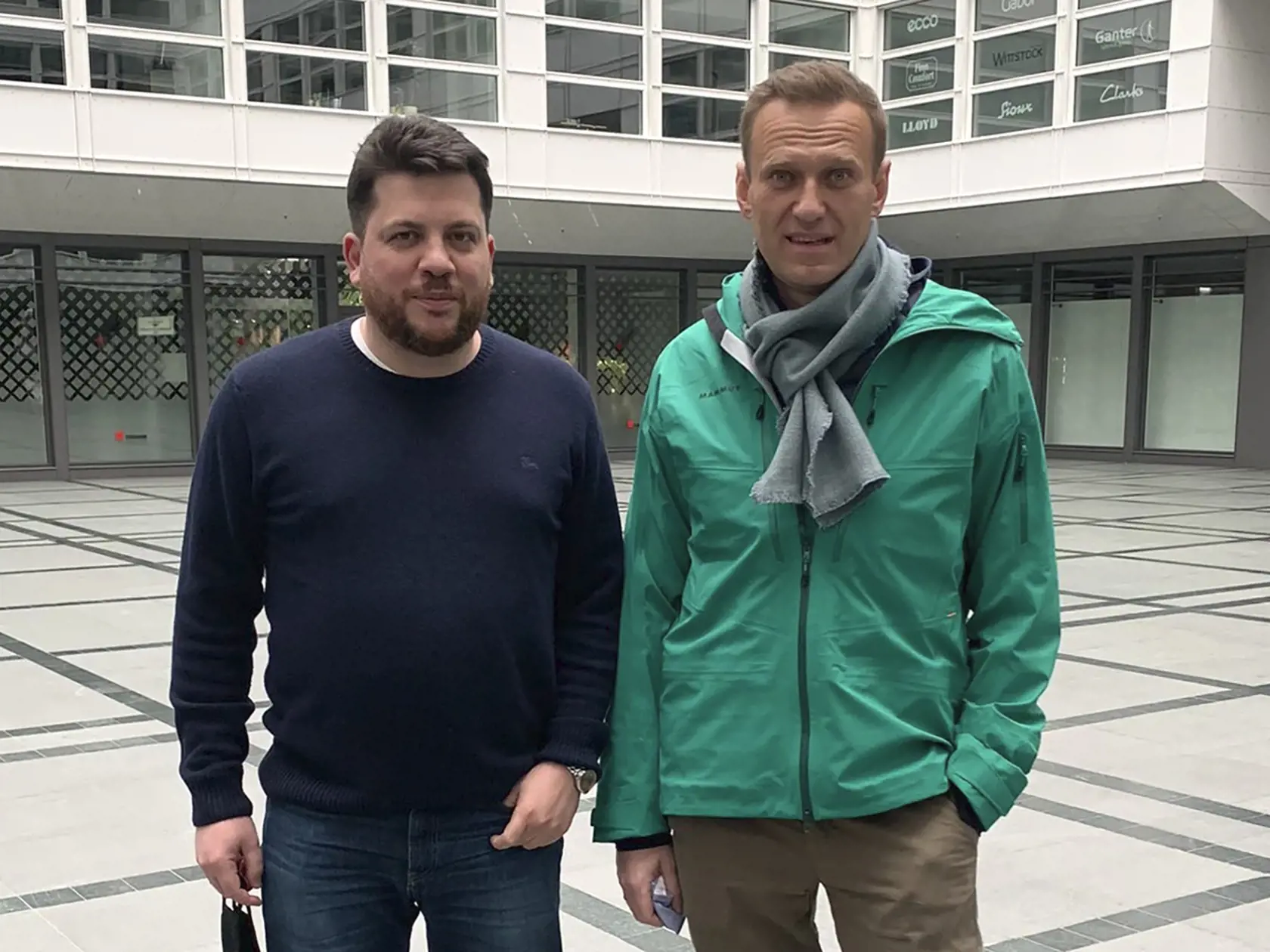 Na archívnej snímke zo 17. januára 2021 je vľavo Leonid Volkov a vpravo Alexej Navaľnyj v nemeckom Schönefelde.