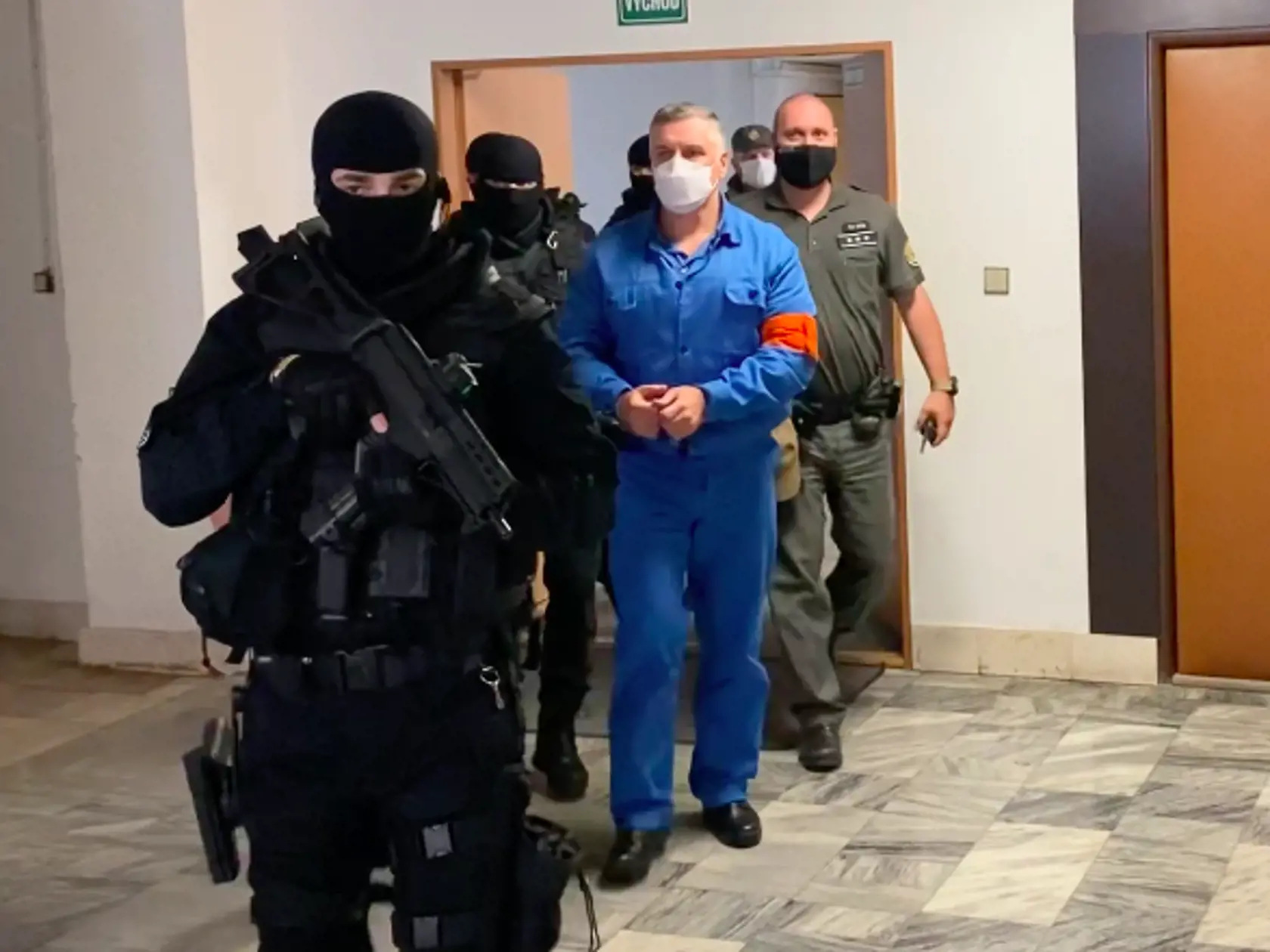 Mikuláša Černáka priviezli na prešovský okresný súd v putách. Na rozdiel od neho mal jeho bývalý poskok Slavomír Surový aj takzvaného medveďa, putá aj na nohách.