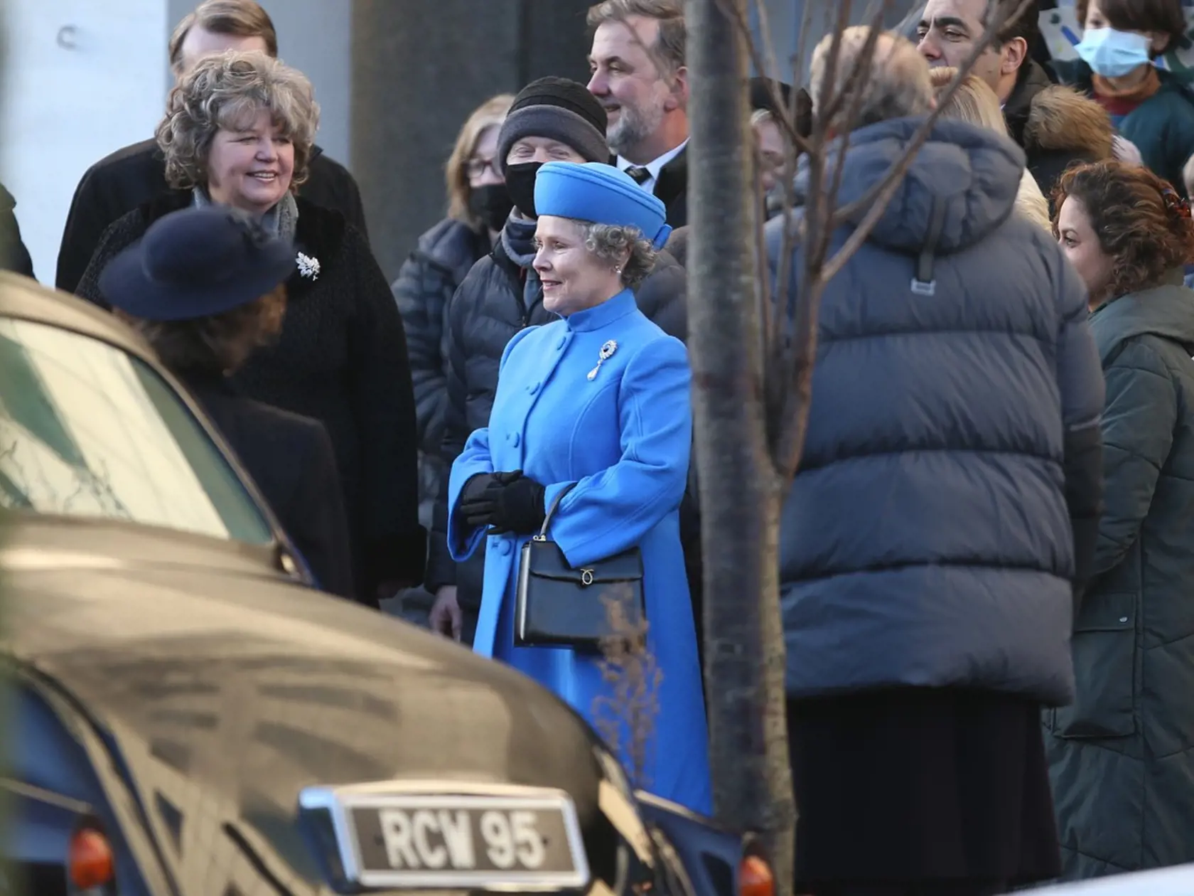 Herečka Imelda Stauntonová ako kráľovná Alžbeta II. počas natáčania populárneho seriálu Koruna.