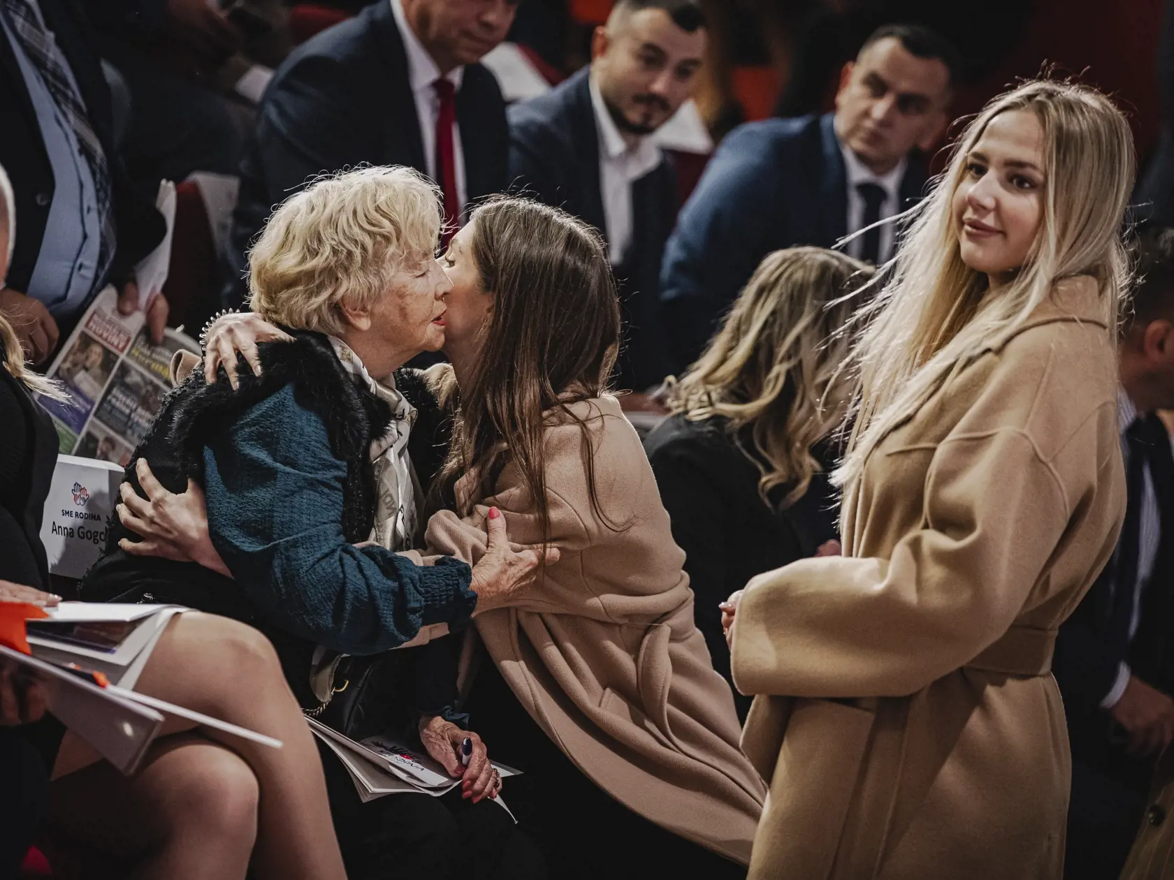 V bratislavskejI Incheba Expo aréne sa konal predvolebný snem hnutia SME RODINA. Na snímke Anna Gogová, matka Borisa Kollára s Vanessou Krištúfkovou.