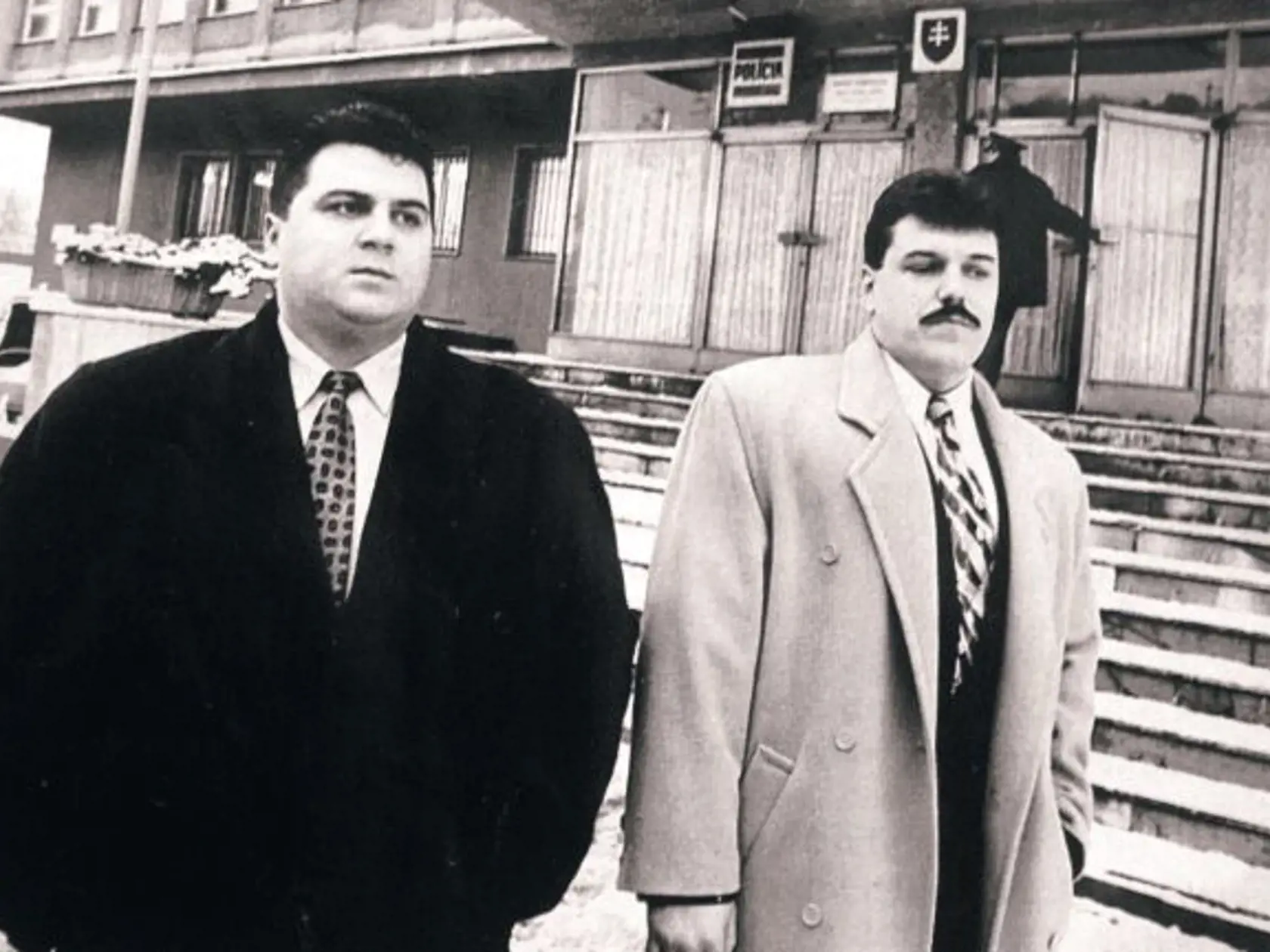 December 1997: JÁN KÁN (vľavo) a MIKULÁŠ ČERNÁK (vpravo) sa práve prihlásili na banskobystrickej polícii.