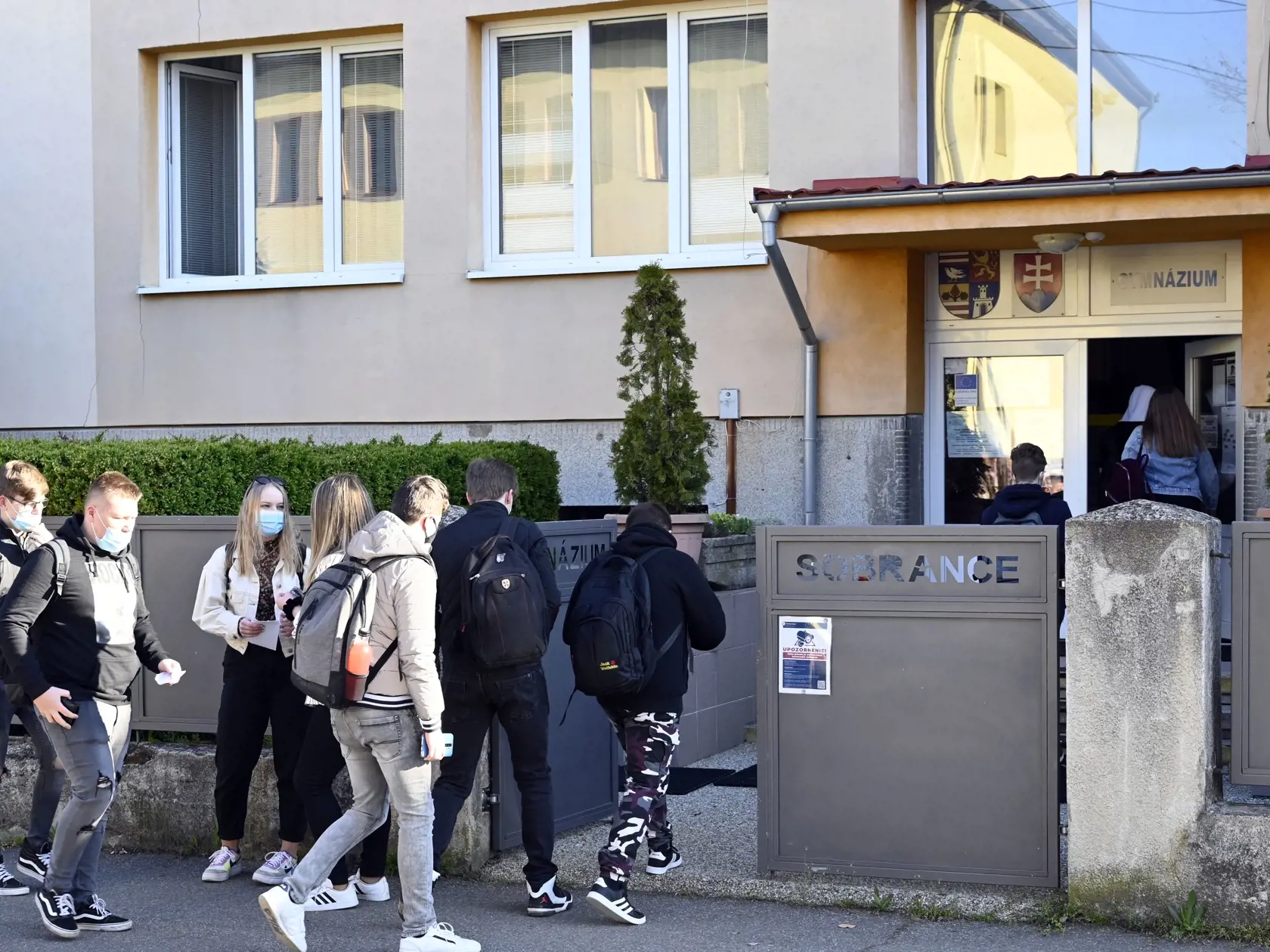„Dnešné zatvorenie škôl by so sebou nieslo nielen neistotu na niekoľko týždňov, ale aj ďalší nekonečný boj za ich opätovné otvorenie,“ uvádzajú liberáli v stanovisku, ktorým bránia svoje rozhodnutie vetovať na vláde návrh na dočasné zatvorenie škôl ako súčasť sprísnených protipandemických opatrení.