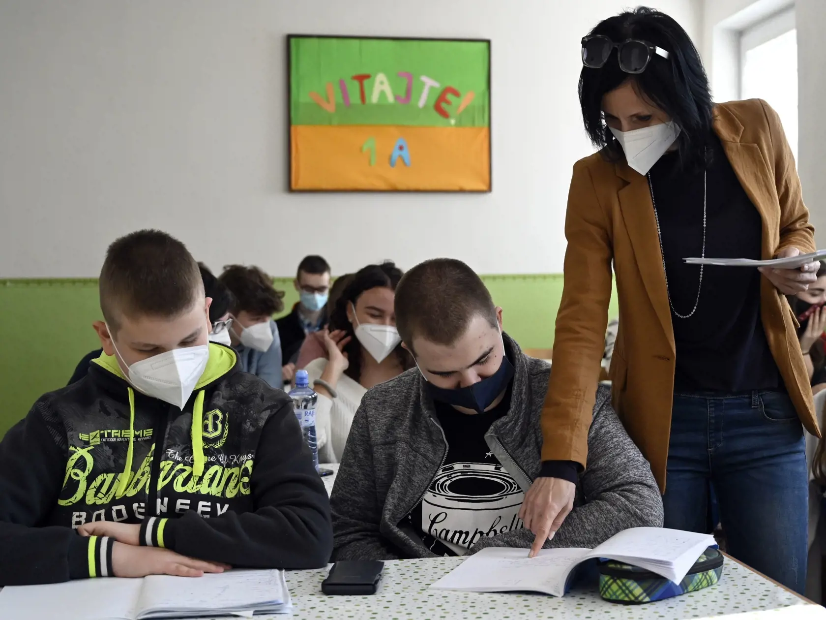 „Dnešné zatvorenie škôl by so sebou nieslo nielen neistotu na niekoľko týždňov, ale aj ďalší nekonečný boj za ich opätovné otvorenie,“ uvádzajú liberáli v stanovisku, ktorým bránia svoje rozhodnutie vetovať na vláde návrh na dočasné zatvorenie škôl ako súčasť sprísnených protipandemických opatrení.