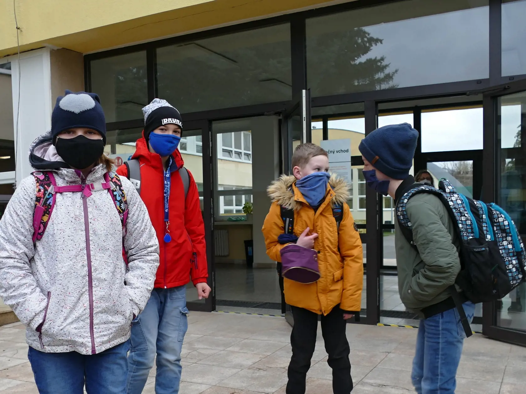 Proti kroku liberálov, ktorí na vláde použili právo veta a presadili, aby školy napriek odporúčaniu konzília ostali otvorené, je Slovenská komora učiteľov (SKU). Sprísnené pravidlá bez zatvorenia škôl považuje za nedostatočné z hľadiska ochrany zamestnancov škôl, žiakov a ich rodín.