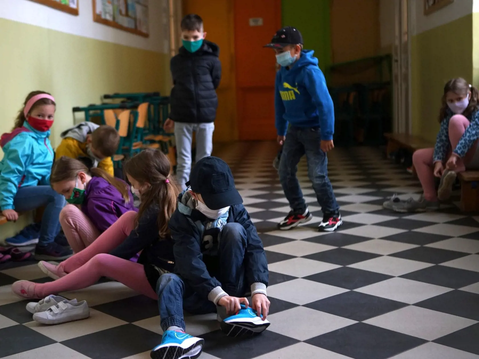 Proti kroku liberálov, ktorí na vláde použili právo veta a presadili, aby školy napriek odporúčaniu konzília ostali otvorené, je Slovenská komora učiteľov (SKU). Sprísnené pravidlá bez zatvorenia škôl považuje za nedostatočné z hľadiska ochrany zamestnancov škôl, žiakov a ich rodín.