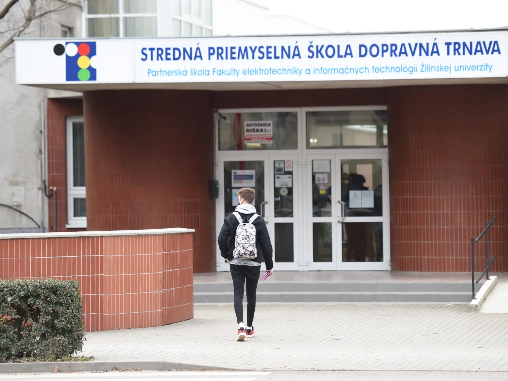 Proti kroku liberálov, ktorí na vláde použili právo veta a presadili, aby školy napriek odporúčaniu konzília ostali otvorené, je Slovenská komora učiteľov (SKU). Sprísnené pravidlá bez zatvorenia škôl považuje za nedostatočné z hľadiska ochrany zamestnancov škôl, žiakov a ich rodín.