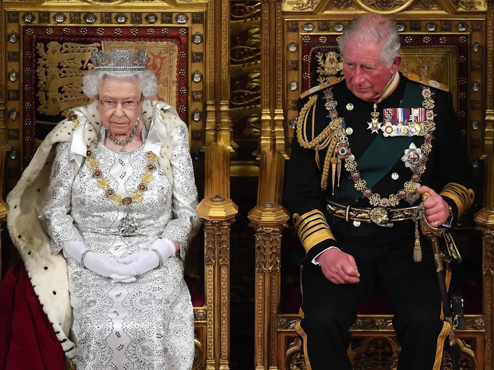 Kráľovná Alžbeta II. a princ Charles (teraz kráľ Karol III.) v roku 2019, o 70 rokov neskôr.