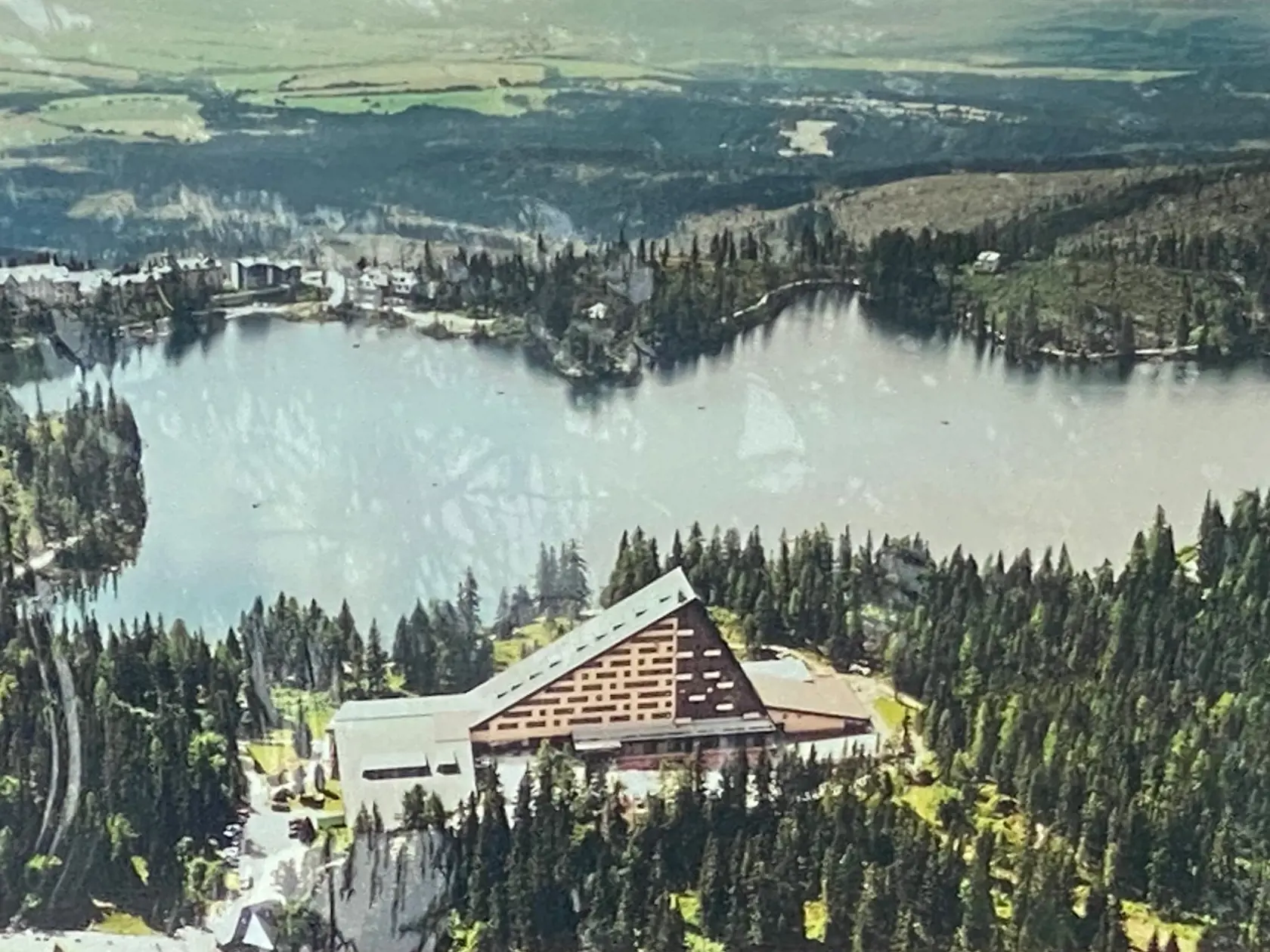Pohľad zhora na Štrbské pleso.
