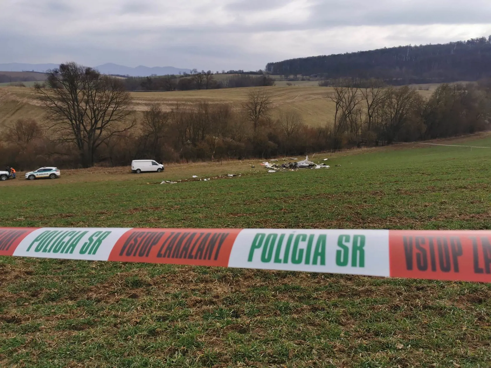 Deň po tragickom nešťastí sú trosky zrúteného lietadla stále na poli, miesto obhliadajú pracovníci Leteckého a námorného vyšetrovacieho útvaru. Na snímke zrútené lietadlo v Trenčianskych Stankovciach 23. februára 2023.