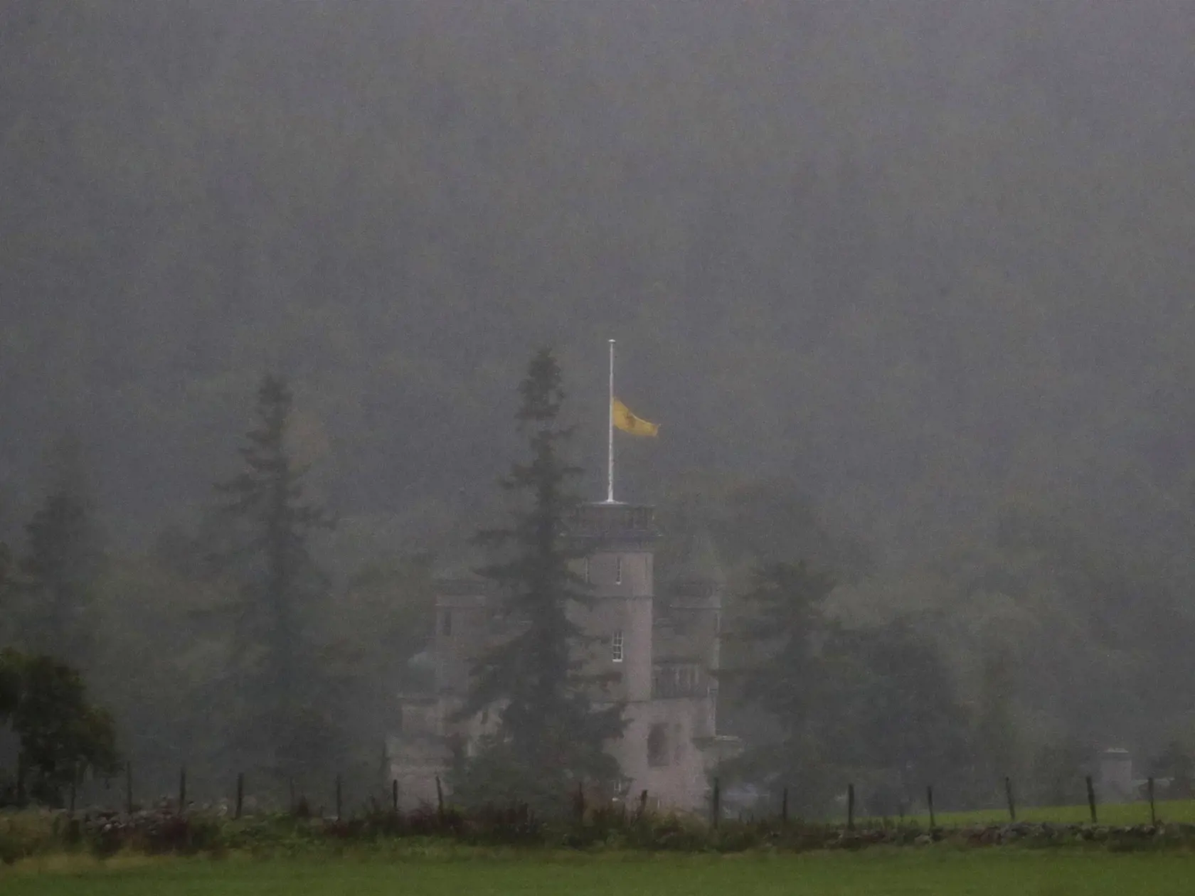 Zástava stiahnutá na pol žrde na zámku Balmoral v škótskom meste Aberdeenshire.