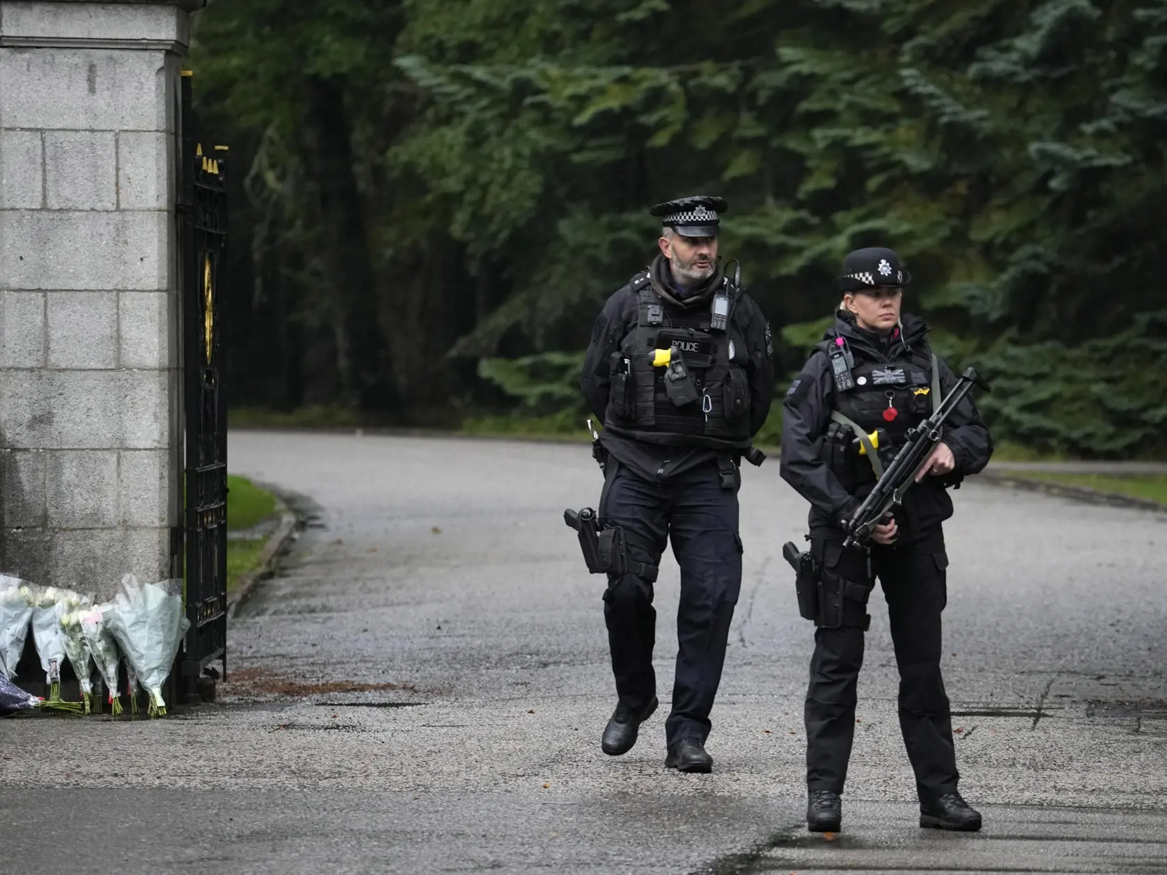 Policajti stoja pred zámkom Balmoral.