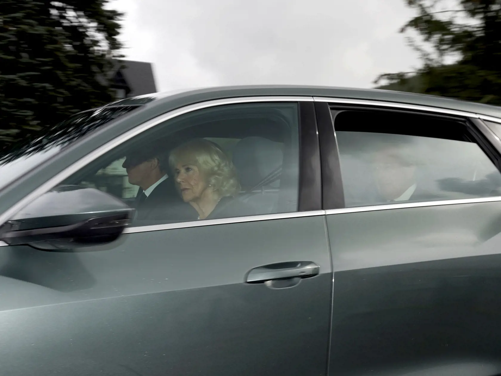 Britský kráľ Karol III. (vzadu v aute) a kráľova manželka Camilla (vpredu) odchádzajú zo škótskeho sídla Birkhall v Balmorale 9. septembra 2022. Britský kráľ Karol III. sa v piatok popoludní stretne s premiérkou Liz Trussovou, oznámil jej hovorca.