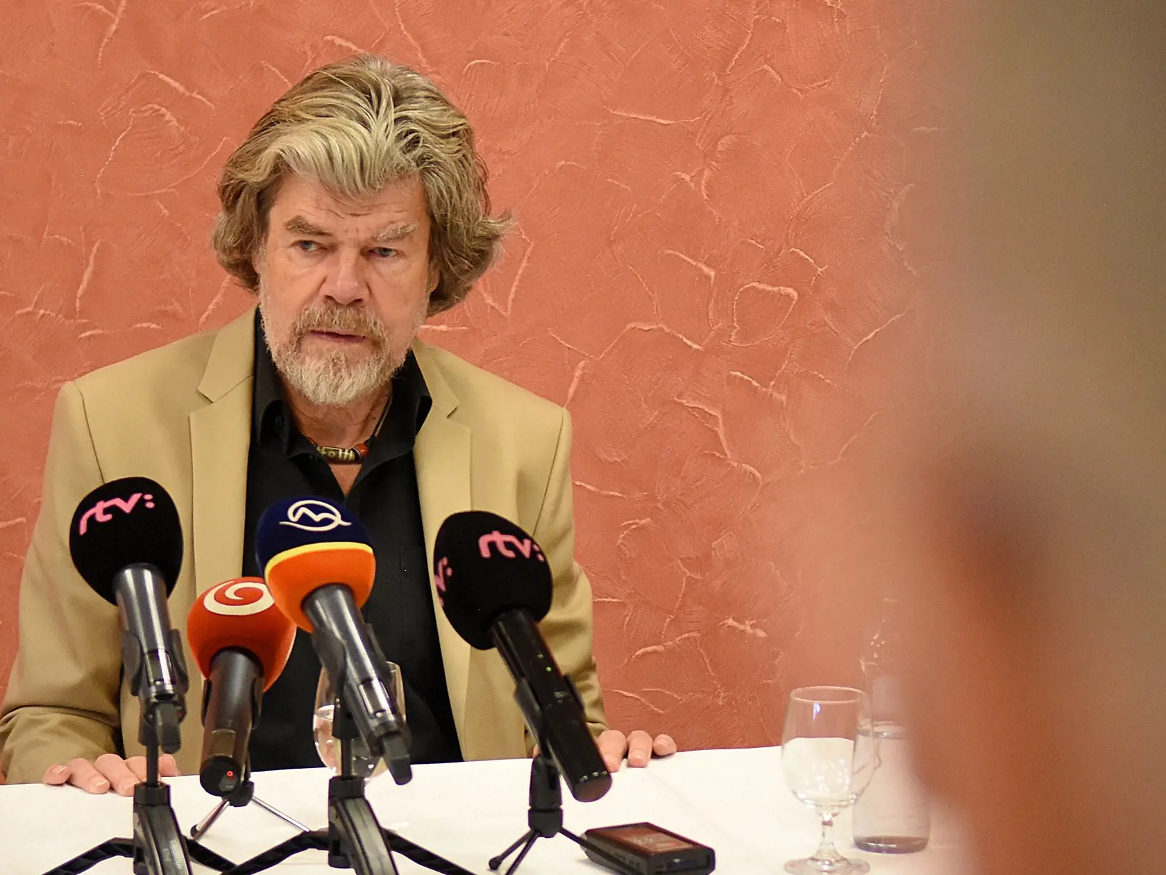 Na snímke svetová horolezecká legenda Reinhold Messner počas tlačovej konferencie na Štrbskom Plese vo Vysokých Tatrách 16. decembra 2019.
FOTO TASR - Oliver Ondráš