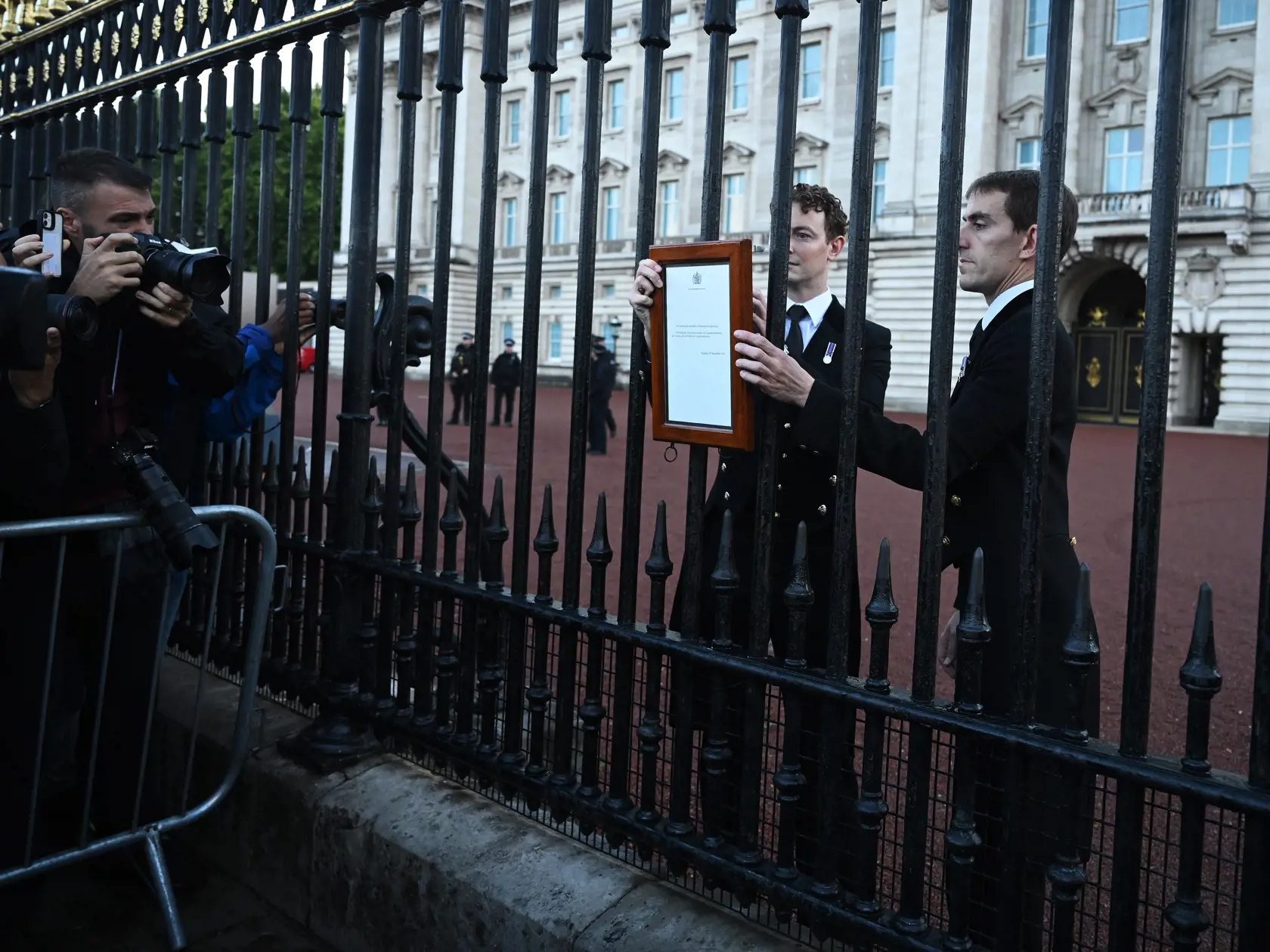 Na bráne Buckinghamského paláca vyvesili oznam o úmrtí kráľovnej Alžbety.