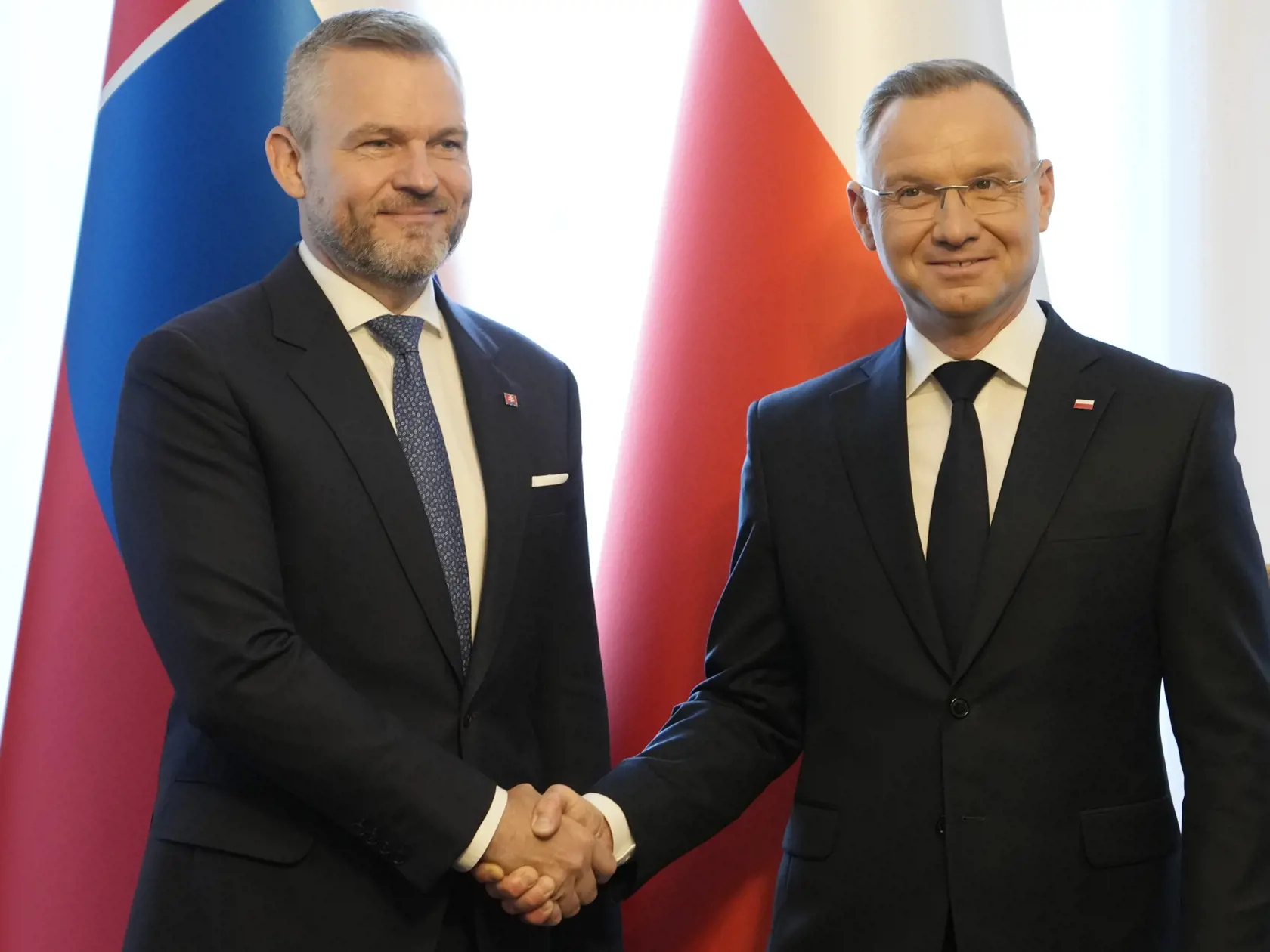 KK5 Varšava - Poľský prezident Andrzej Duda (vpravo) víta slovenského prezidenta Petra Pellegriniho pred spoločným pracovným stretnutím vo Varšave 4. júla 2024. FOTO TASR/AP
Polish President Andrzej Duda right, welcomes Slovakian president Peter Pellegrini,left, prior to a working meeting at Belvedere Palace in Warsaw, Poland, Thursday , July 4, 2024. Pellegrini is on a one-day visit, ahead of NATO summit. (AP Photo/Czarek Sokolowski)