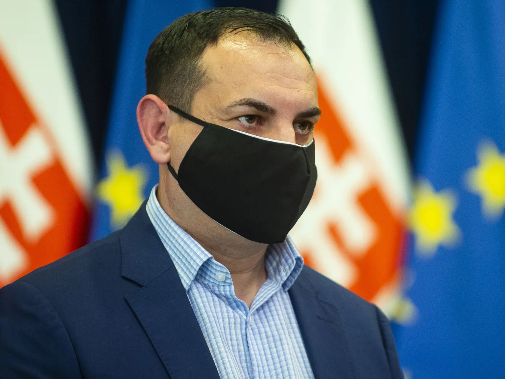 Na snímke europoslanec Peter Pollák (OĽaNO) počas tlačovej konferencie k aktuálnym výsledkom testovania koronavírusu v rómskych osadách 6. apríla 2020 v Bratislave. FOTO TASR – Jakub Kotian
