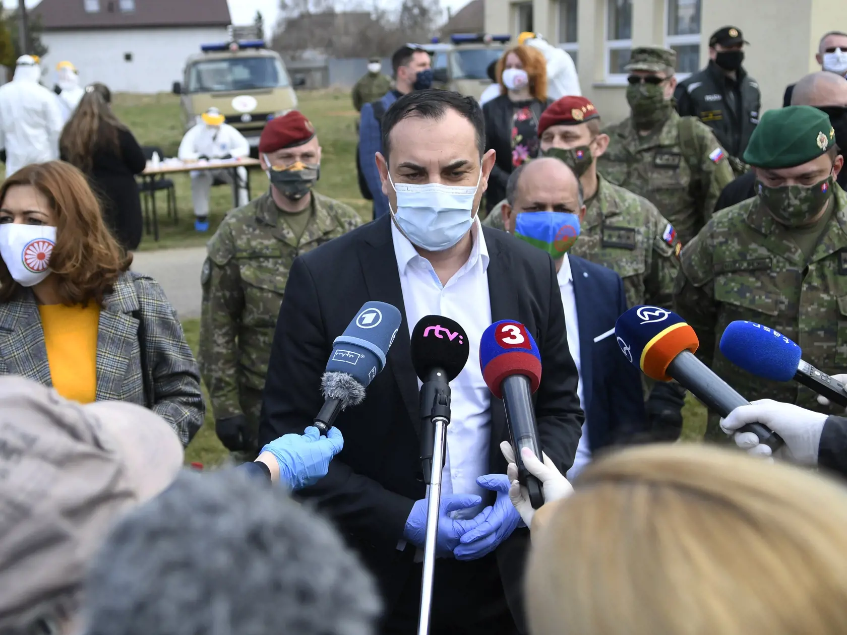 Príslušníci Ozbrojených síl SR odobrali klinické vzorky k testovaniu rómskych obyvateľov v obci Jarovnice v okrese Sabinov v rámci preventívnych opatrení k zamedzeniu šírenia koronavírusu. Odbery klinických vzoriek v prostredí marginalizovaných rómskych komunít začalo v piatok 3. apríla 2020 v Jarovniciach, ďalšie dni má pokračovať aj v iných lokalitách. Na snímke uprostred Peter Pollák, expert OĽaNO na rómsku problematiku a vľavo splnomocnenkyňa vlády SR pre rómske komunity Andrea Bučková. Jaro