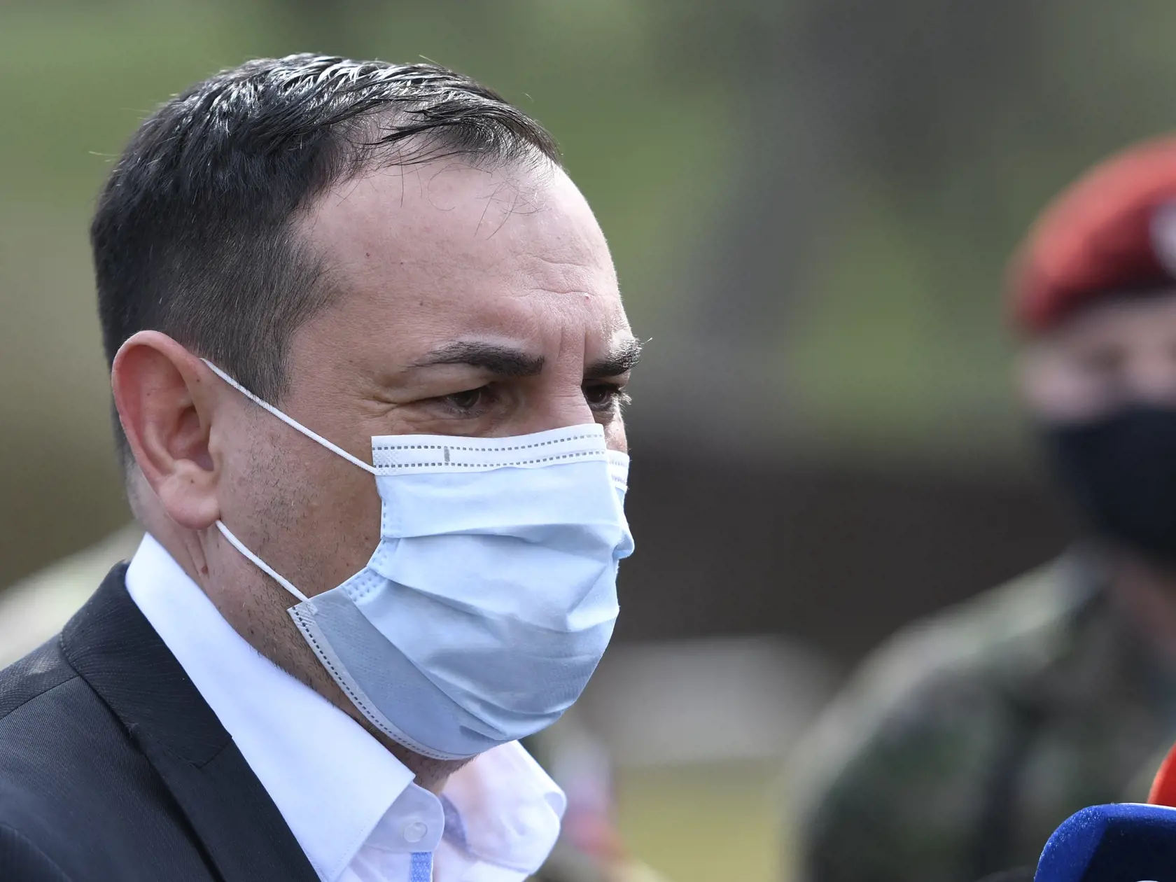 Príslušníci Ozbrojených síl SR odobrali klinické vzorky k testovaniu rómskych obyvateľov v obci Jarovnice v okrese Sabinov v rámci preventívnych opatrení k zamedzeniu šírenia koronavírusu. Odbery klinických vzoriek v prostredí marginalizovaných rómskych komunít začalo v piatok 3. apríla 2020 v Jarovniciach, ďalšie dni má pokračovať aj v iných lokalitách. Na snímke Peter Pollák, expert OĽaNO na rómsku problematiku a člen ústredného krízového štábu pre Covid-19. Jarovnice 3. apríla 2020. FOTO TASR