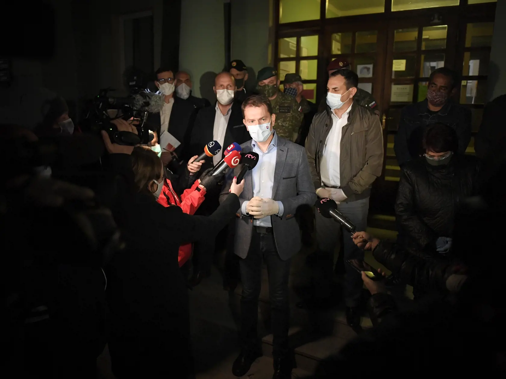 Na snímke uprostred zľava minister obrany Jaroslav Naď, predseda vlády SR Igor Matovič a europoslanec Peter Pollák (OĽaNO) počas brífingu po zasadnutí krízového štábu pred Mestským úradom v Krompachoch 8. apríla 2020. Osady, kde žijú ľudia s pozitívnym výsledkom na ochorenie COVID-19, budú uzavreté. V stredu večer na brífingu v Krompachoch o tom informoval hlavný hygienik SR Ján Mikas. Pozitívne prípady potvrdili v piatich lokalitách na Spiši. FOTO TASR - František Iván