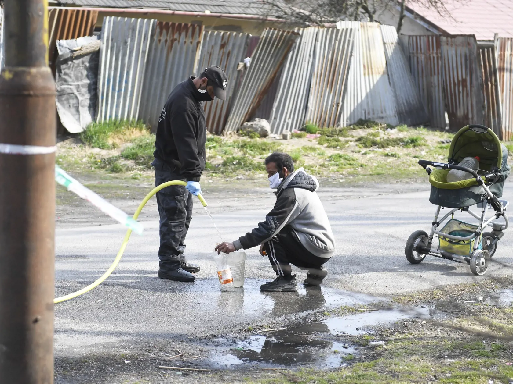 Na snímke Rómovia si naberajú vodu v stráženej  osade v Krompachoch na Spiši 13. apríla 2020. FOTO TASR – František Iván
