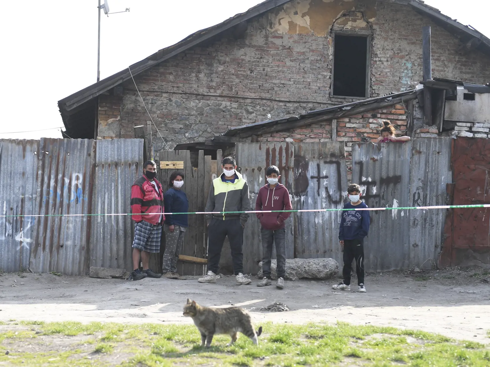 Na snímke Rómovia v stráženej osade v Krompachoch na Spiši 13. apríla 2020. FOTO TASR – František Iván