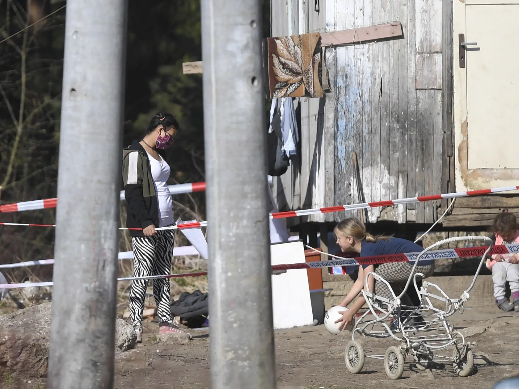 Obyvatelia rómskej osady Háj v Gelnici v Košickom kraji sú pre hrozbu šírenia nového koronavírusu v karanténe. Ako mesto informuje na sociálnej sieti, krízový štáb dostal informáciu o porušení karantény zo strany občana, ktorý sa vrátil zo zahraničia, a preto nariadil karanténu pre celú lokalitu. Mesto v súčasnosti rokuje o ich umiestnení v štátnom zariadení. Osadu stráži polícia. Háj 27. marca 2020. FOTO TASR – František Iván