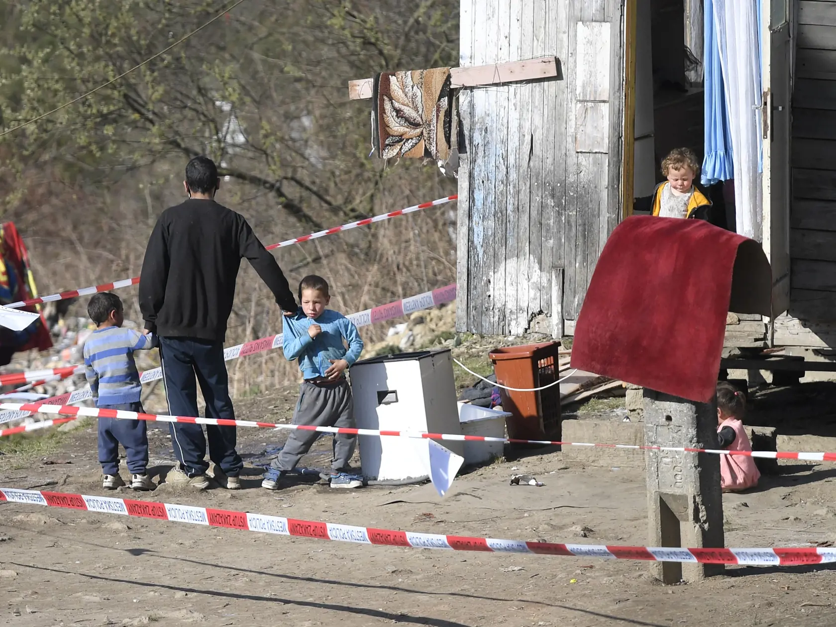 Obyvatelia rómskej osady Háj v Gelnici v Košickom kraji sú pre hrozbu šírenia nového koronavírusu v karanténe. Ako mesto informuje na sociálnej sieti, krízový štáb dostal informáciu o porušení karantény zo strany občana, ktorý sa vrátil zo zahraničia, a preto nariadil karanténu pre celú lokalitu. Mesto v súčasnosti rokuje o ich umiestnení v štátnom zariadení. Osadu stráži polícia. Háj 27. marca 2020. FOTO TASR – František Iván
