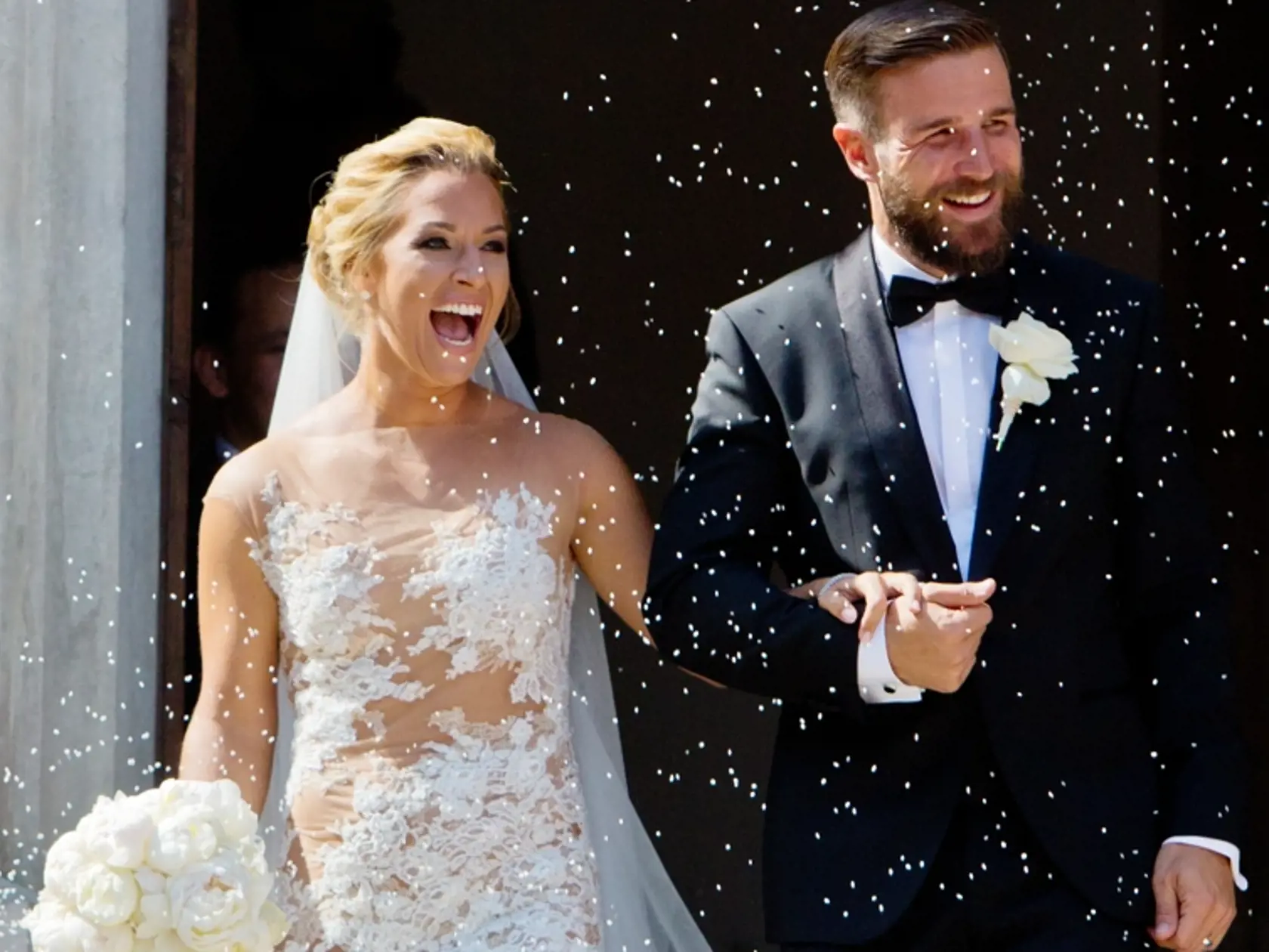 Na snimke Dominika Navara Cibulkova a Michal Navara pozuju pred juznym vchodom Domu Svateho Martina tesne po svadobnom obrade.