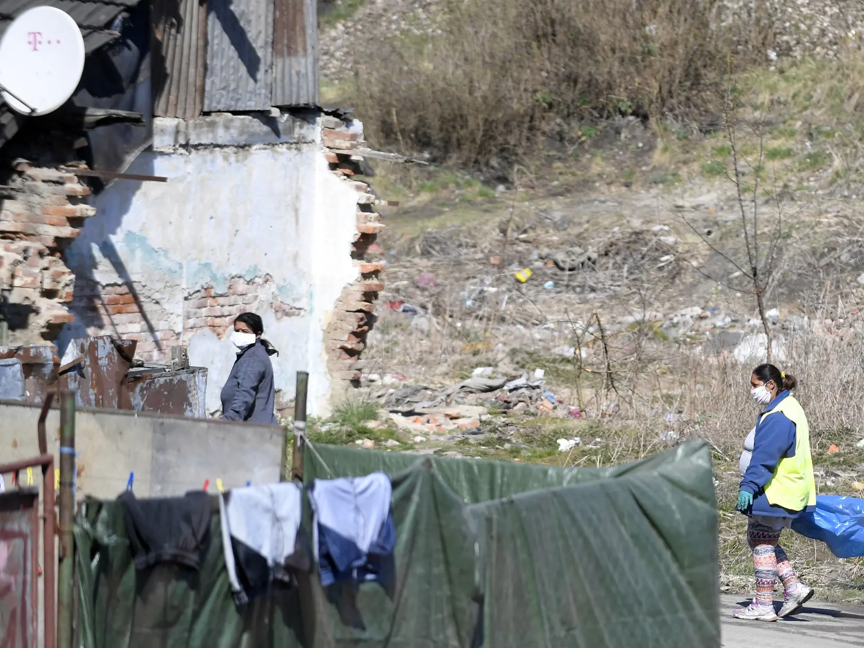 Vláda SR v súvislosti so zastavením šírenia ochorenia COVID-19 uzavrela päť osád v okrese Spišská Nová Ves. Pozitívne prípady zaznamenali v piatich osadách, tri z nich sú v Krompachoch, ďalšie evidujú v blízkych obciach Žehra a Bystrany. Na snímke Rómovia v uzavretej osade v Krompachoch 9. apríla 2020. FOTO TASR – František Iván
