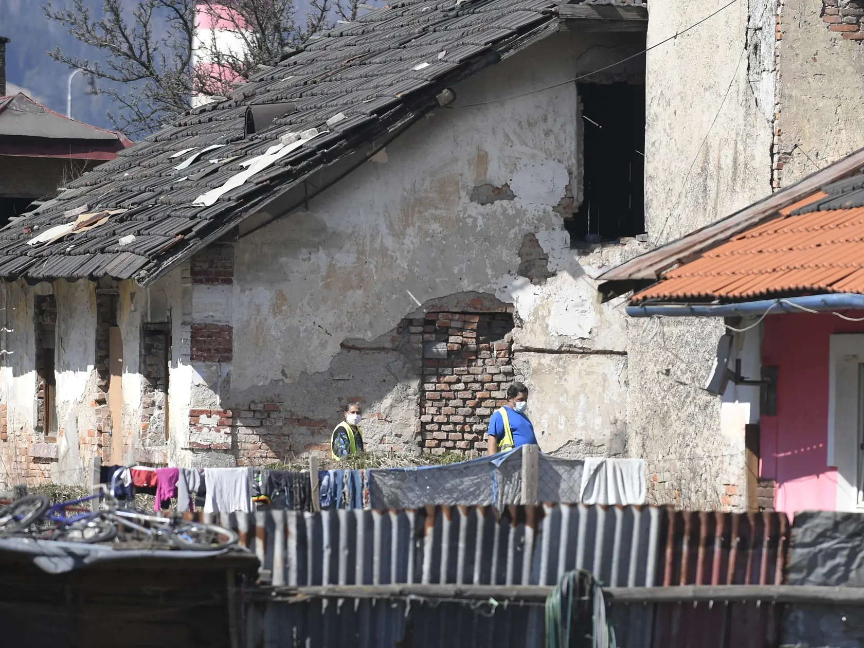 Vláda SR v súvislosti so zastavením šírenia ochorenia COVID-19 uzavrela päť osád v okrese Spišská Nová Ves. Pozitívne prípady zaznamenali v piatich osadách, tri z nich sú v Krompachoch, ďalšie evidujú v blízkych obciach Žehra a Bystrany. Na snímke Rómovia v uzavretej osade v Krompachoch 9. apríla 2020. FOTO TASR – František Iván