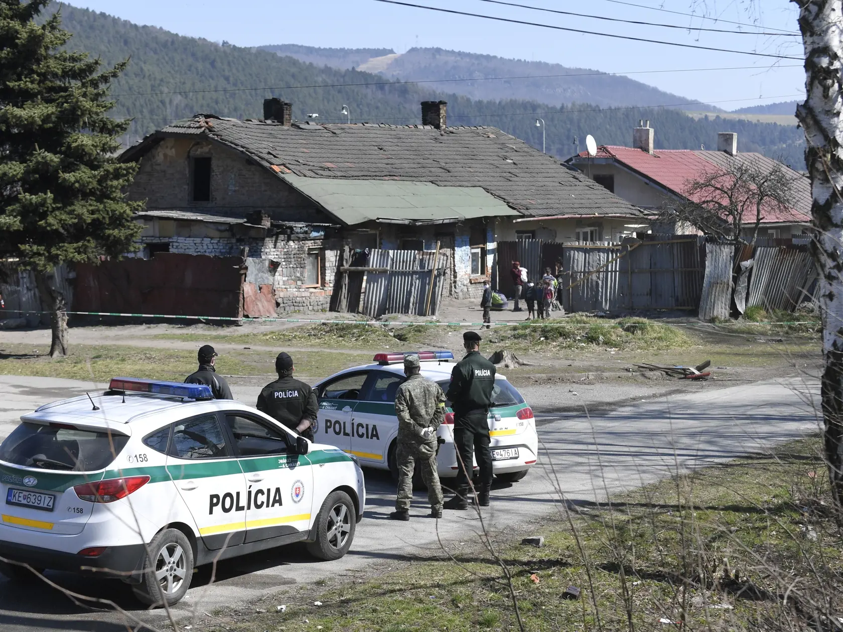 Vláda SR v súvislosti so zastavením šírenia ochorenia COVID-19 uzavrela päť osád v okrese Spišská Nová Ves. Pozitívne prípady zaznamenali v piatich osadách, tri z nich sú v Krompachoch, ďalšie evidujú v blízkych obciach Žehra a Bystrany. Na snímke polícia a vojaci strážia uzavretú osadu v Krompachoch 9. apríla 2020. FOTO TASR – František Iván