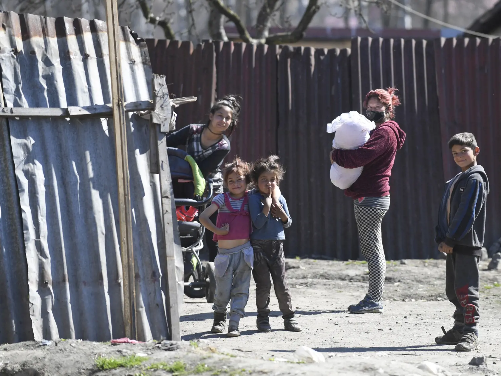 Vláda SR v súvislosti so zastavením šírenia ochorenia COVID-19 uzavrela päť osád v okrese Spišská Nová Ves. Pozitívne prípady zaznamenali v piatich osadách, tri z nich sú v Krompachoch, ďalšie evidujú v blízkych obciach Žehra a Bystrany. Na snímke Rómovia v uzavretej osade v Krompachoch 9. apríla 2020. FOTO TASR – František Iván