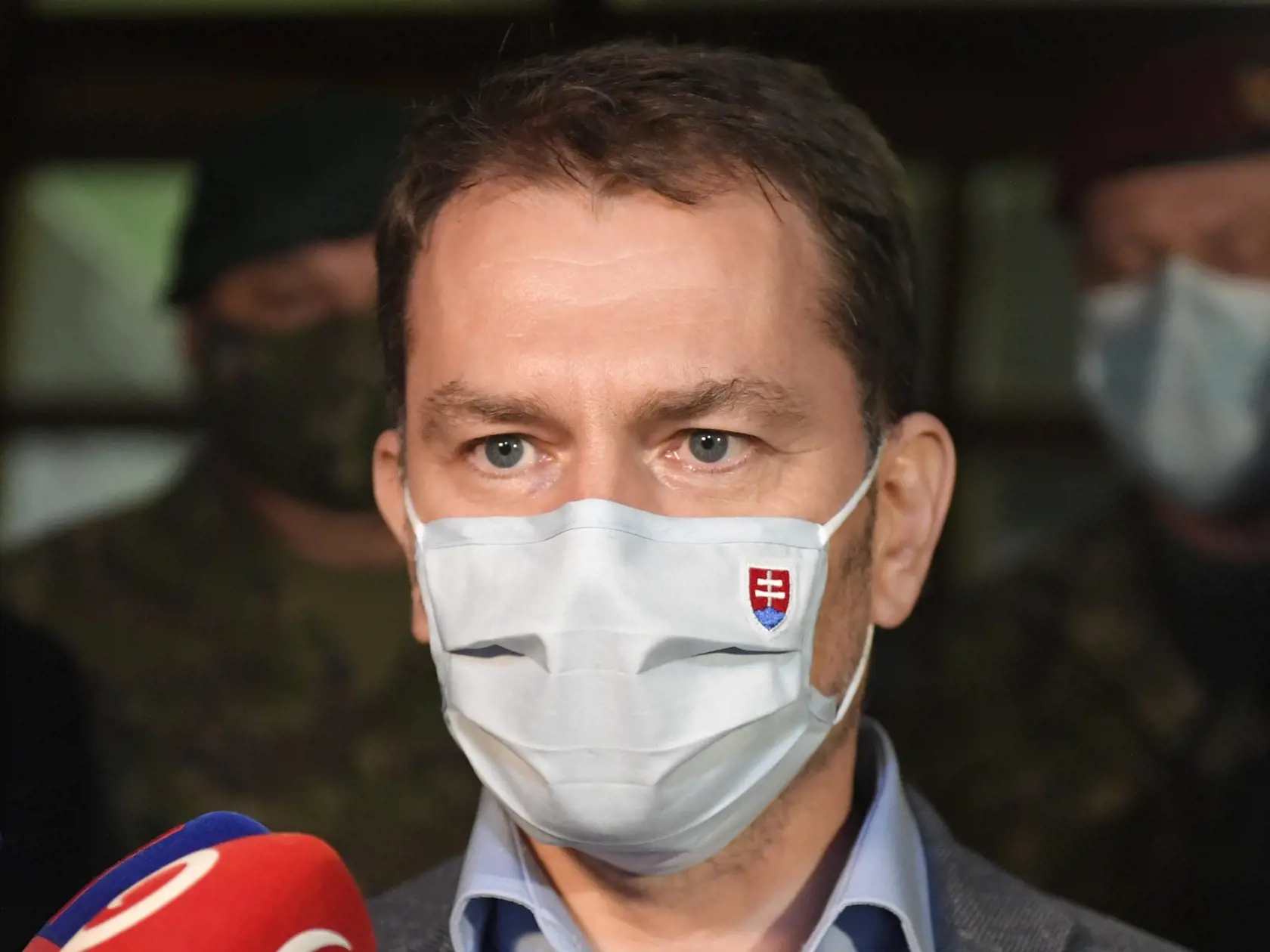 Na snímke predseda vlády SR Igor Matovič počas brífingu po zasadnutí krízového štábu pred Mestským úradom v Krompachoch 8. apríla 2020. Osady, kde žijú ľudia s pozitívnym výsledkom na ochorenie COVID-19, budú uzavreté. V stredu večer na brífingu v Krompachoch o tom informoval hlavný hygienik SR Ján Mikas. Pozitívne prípady potvrdili v piatich lokalitách na Spiši. FOTO TASR - František Iván