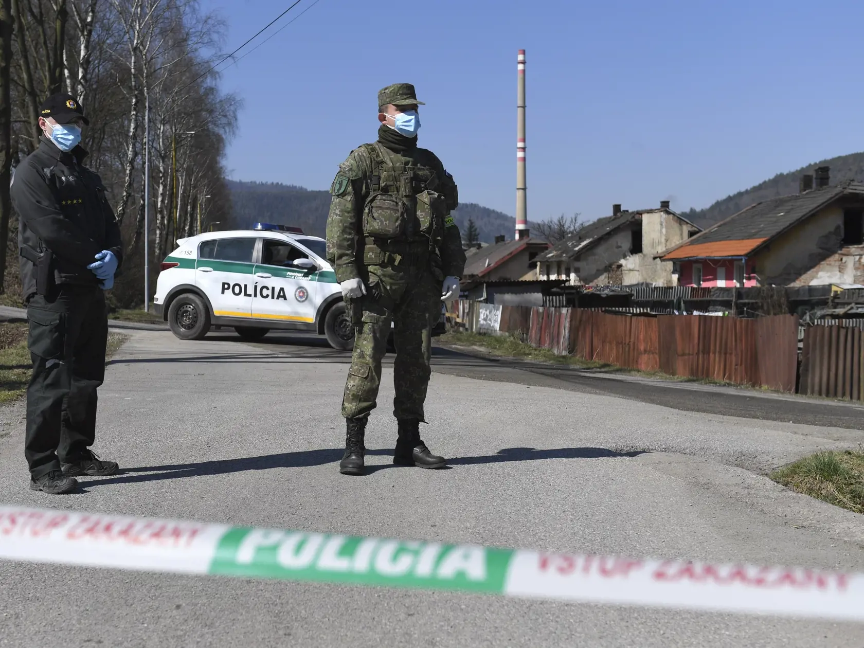 Vláda SR v súvislosti so zastavením šírenia ochorenia COVID-19 uzavrela päť osád v okrese Spišská Nová Ves. Pozitívne prípady zaznamenali v piatich osadách, tri z nich sú v Krompachoch, ďalšie evidujú v blízkych obciach Žehra a Bystrany. Na snímke policajt a vojak strážia uzavretú osadu v Krompachoch 9. apríla 2020. FOTO TASR – František Iván