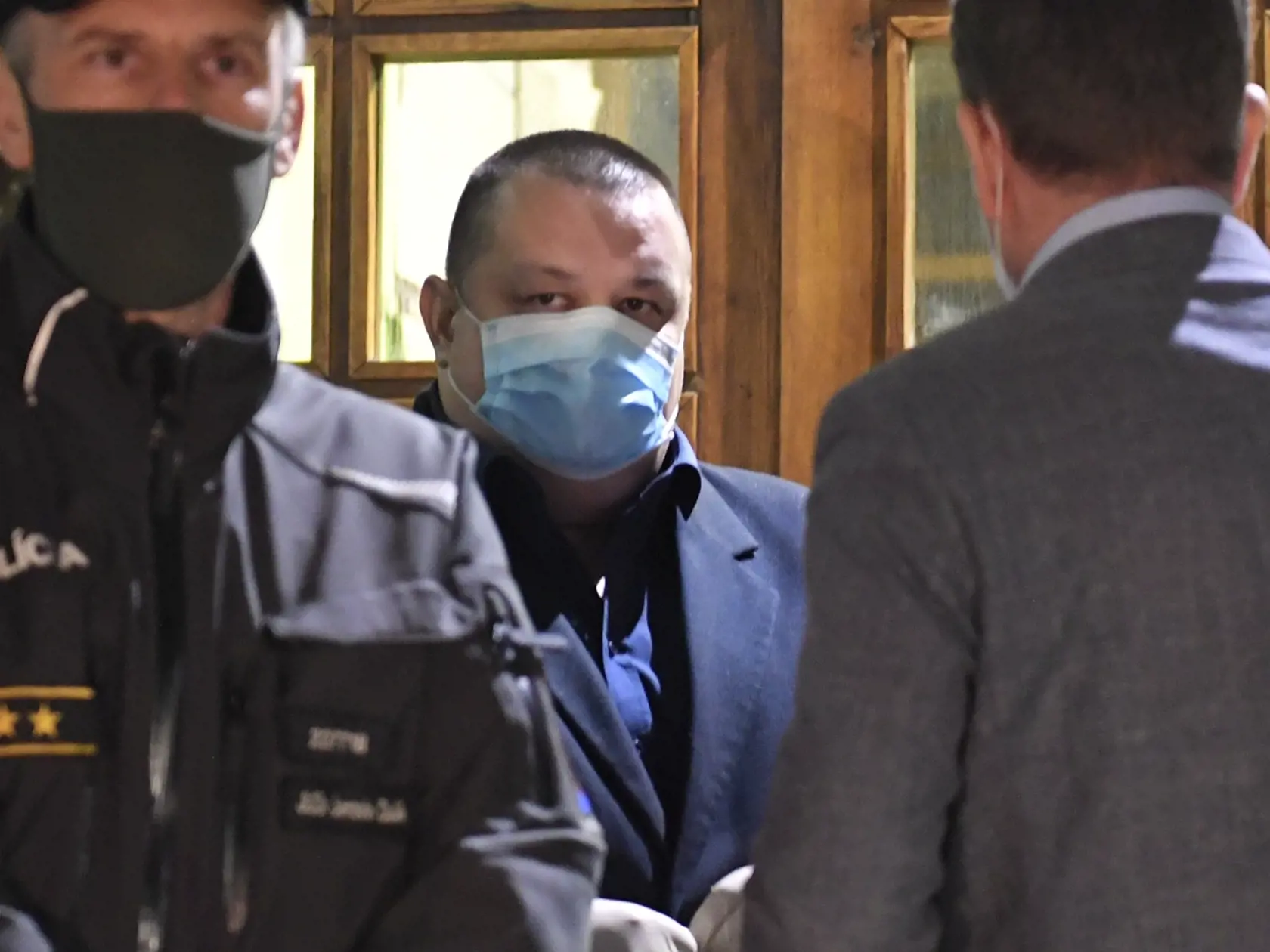 Na snímke uprostred hlavný hygienik SR Ján Mikas prichádza na brífing po zasadnutí krízového štábu pred Mestským úradom v Krompachoch 8. apríla 2020. Osady, kde žijú ľudia s pozitívnym výsledkom na ochorenie COVID-19, budú uzavreté. V stredu večer na brífingu v Krompachoch o tom informoval hlavný hygienik SR Ján Mikas. Pozitívne prípady potvrdili v piatich lokalitách na Spiši. FOTO TASR - František Iván