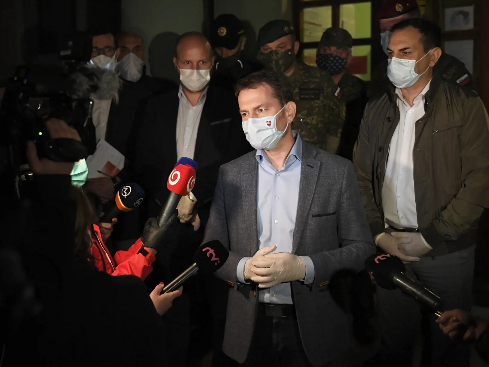 Na snímke sprava europoslanec Peter Pollák (OĽaNO), predseda vlády SR Igor Matovič a minister obrany Jaroslav Naď počas brífingu po zasadnutí krízového štábu pred Mestským úradom v Krompachoch 8. apríla 2020. Osady, kde žijú ľudia s pozitívnym výsledkom na ochorenie COVID-19, budú uzavreté. V stredu večer na brífingu v Krompachoch o tom informoval hlavný hygienik SR Ján Mikas. Pozitívne prípady potvrdili v piatich lokalitách na Spiši. FOTO TASR - František Iván